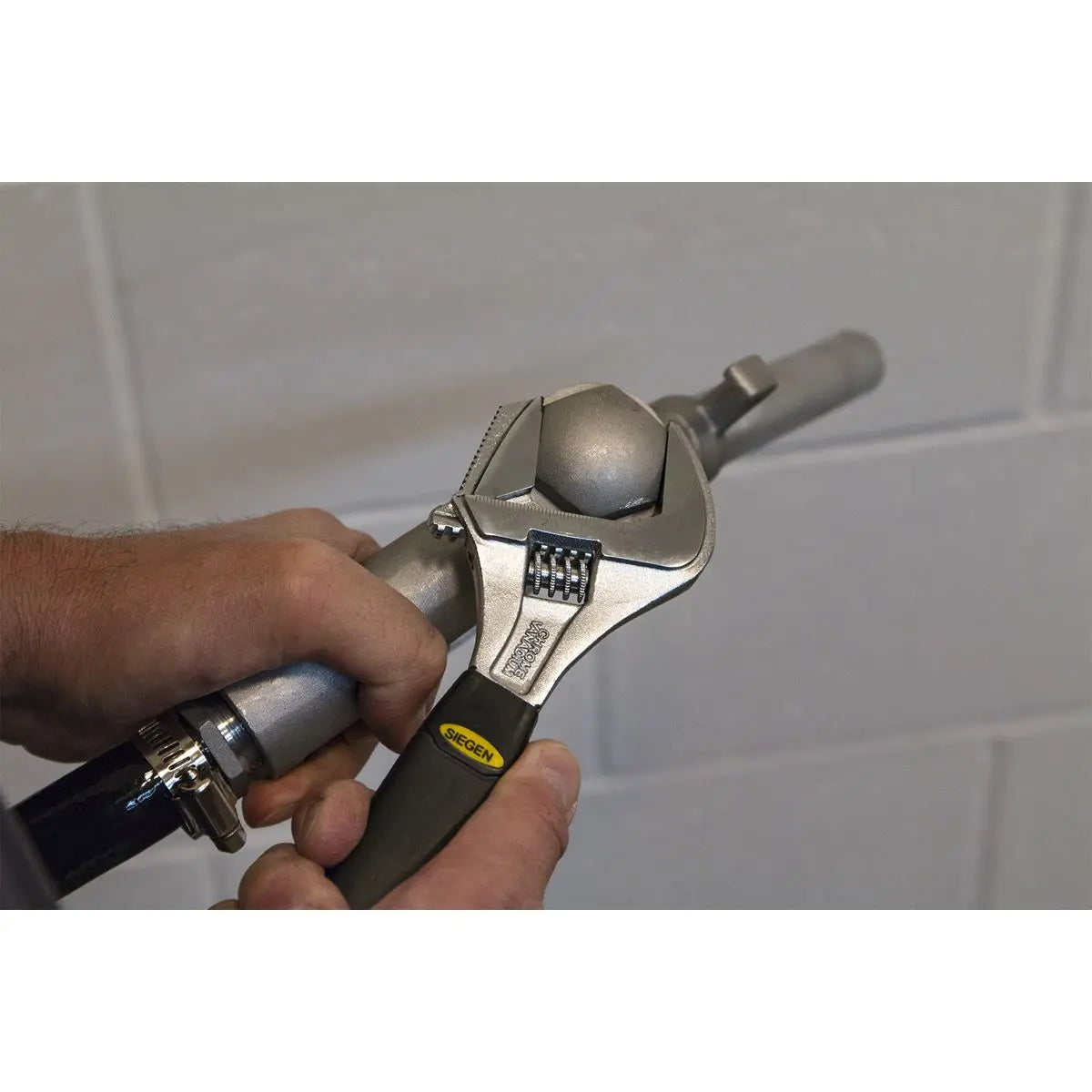 Siegen by Sealey Siegen Adjustable Wrench with Extra-Wide Jaw Capacity 200mm White Rose Tools