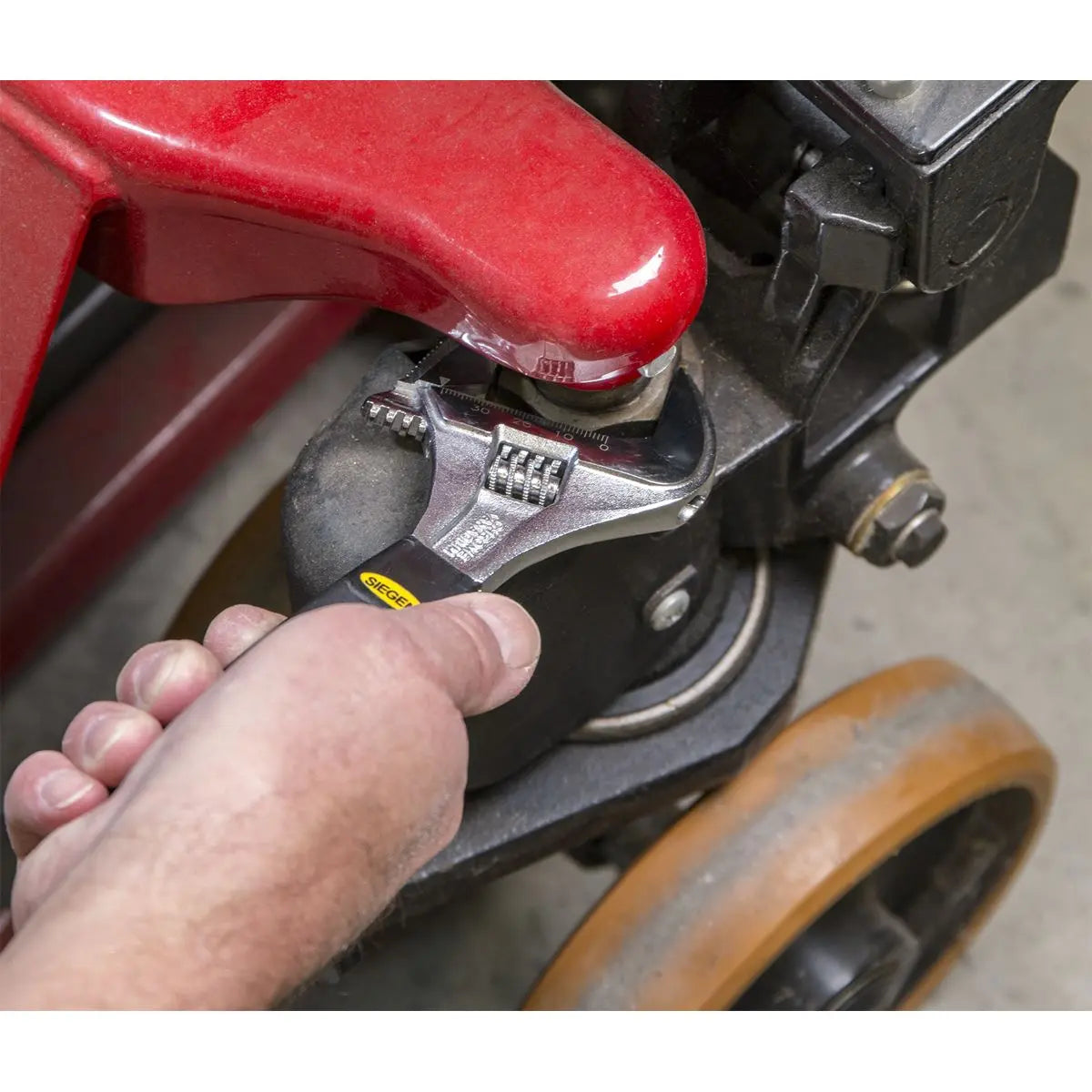 Siegen by Sealey Siegen Adjustable Wrench with Extra-Wide Jaw Capacity 200mm White Rose Tools