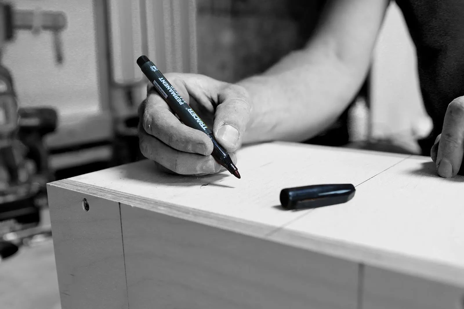 TRACER Permanent Marker Pen Pack of 4 Black Red Blue 1-2mm Fine Bullet Point