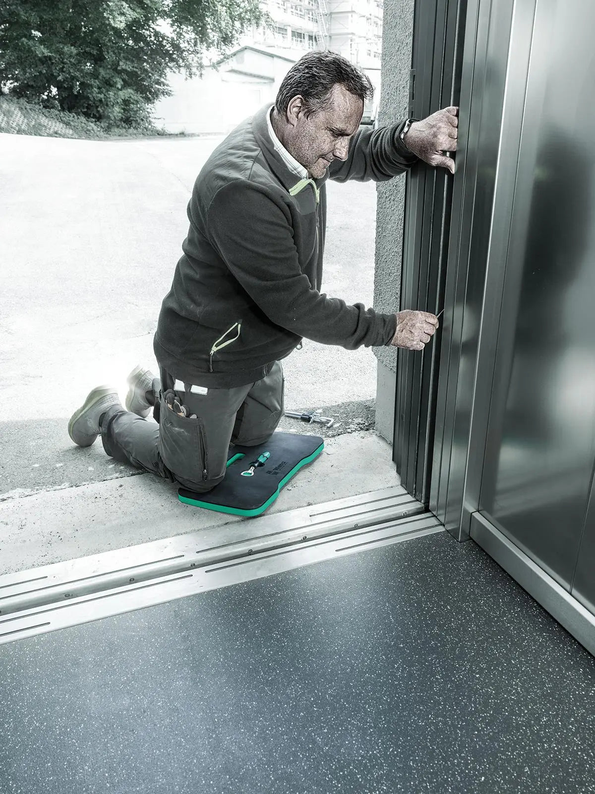 Wera Kneeling Pad 9516 with Bottle Opener Comfort and Refreshment Set Knee Saver Mat 2 Pieces White Rose Tools