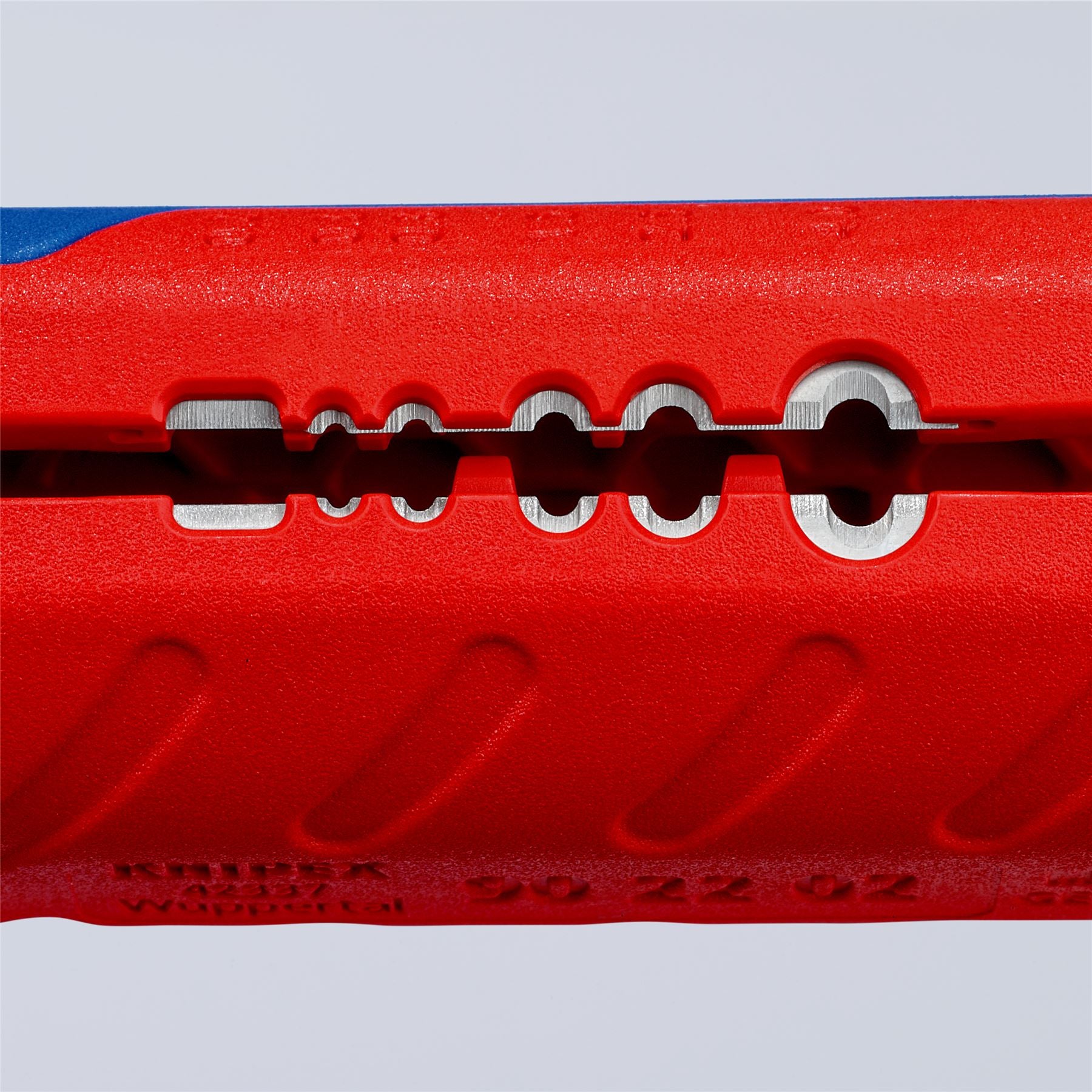 KNIPEX TwistCut Corrugated Pipe Cutter and Wire Stipper 13-32mm Diameter Capacity 100mm 90 22 02 SB