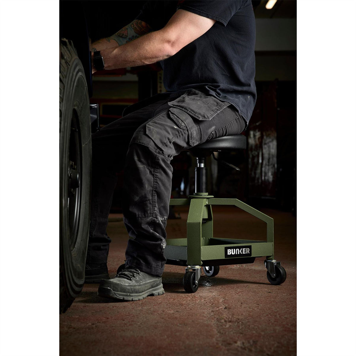 BUNKER Adjustable Work Stool 29725 White Rose Tools