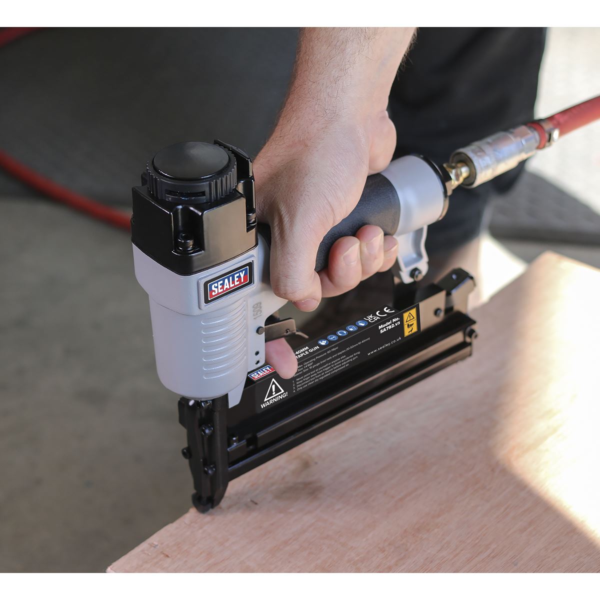 Sealey Air Nail Staple Gun 10-50mm Nails 10-40mm Staples Capacity Nailer Stapler
