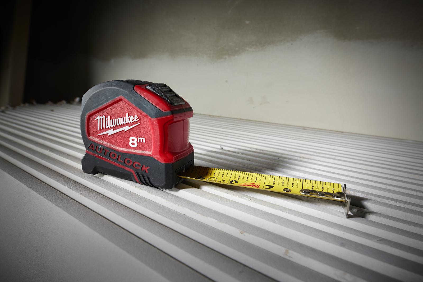 Milwaukee Tape Measure 8m Metric Autolock 25mm Blade Width 