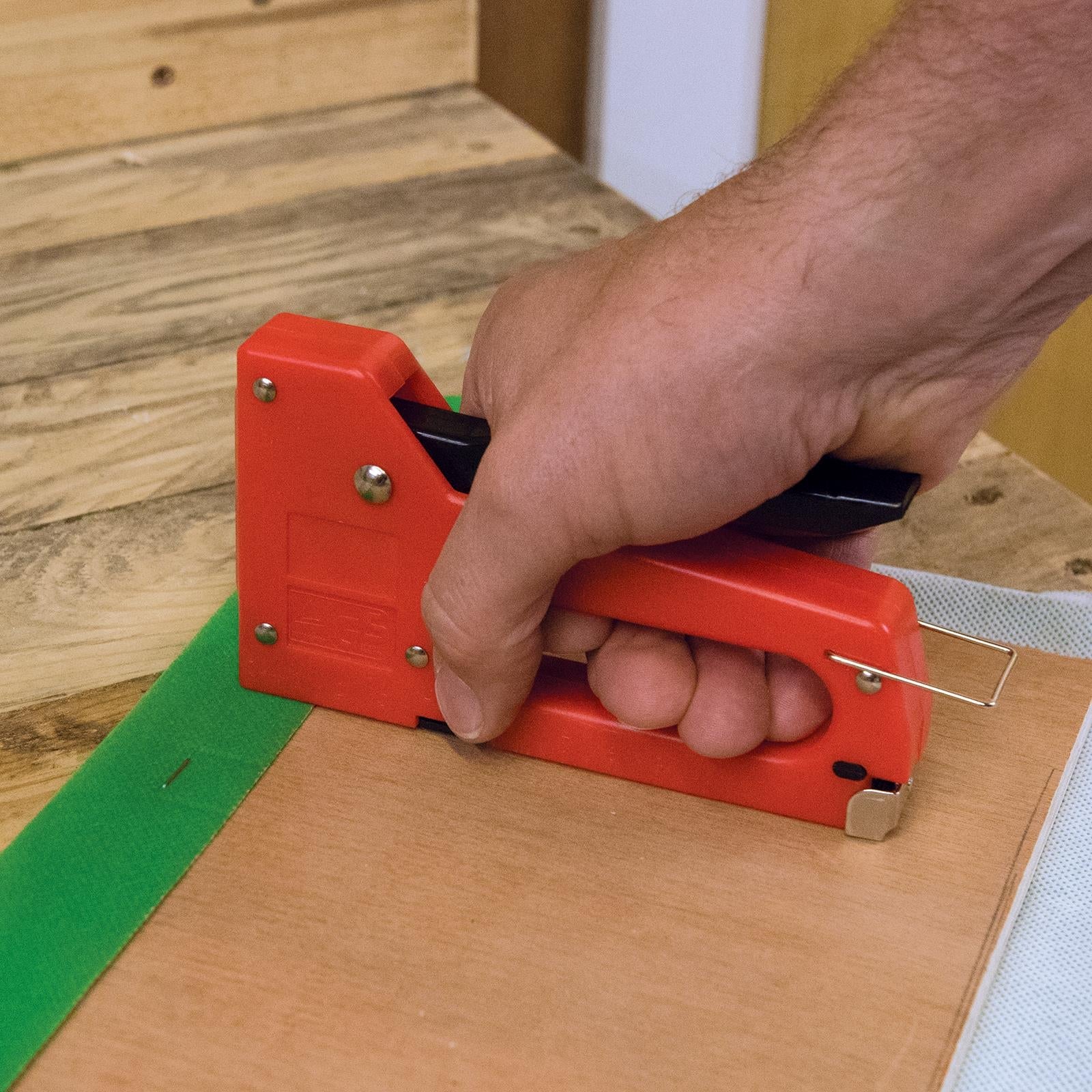 Task Staple Gun and 100 Staples 