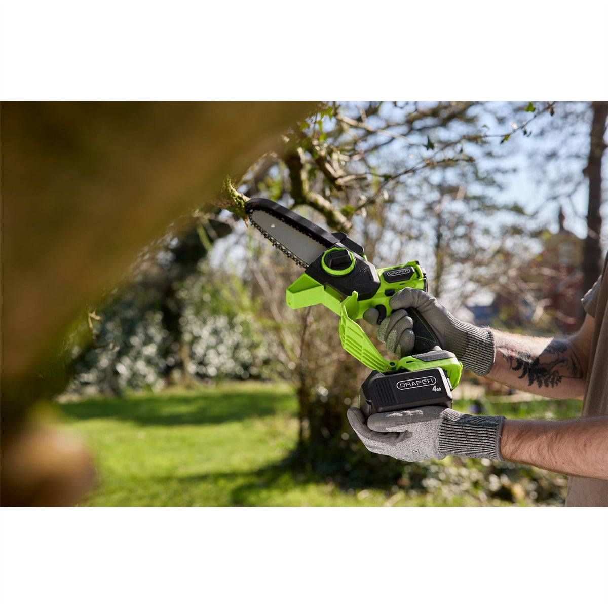 Draper 18V Brushless Mini Pruner Saw 1 x 4.0Ah Battery 1 x Charger 31872  White Rose Tools
