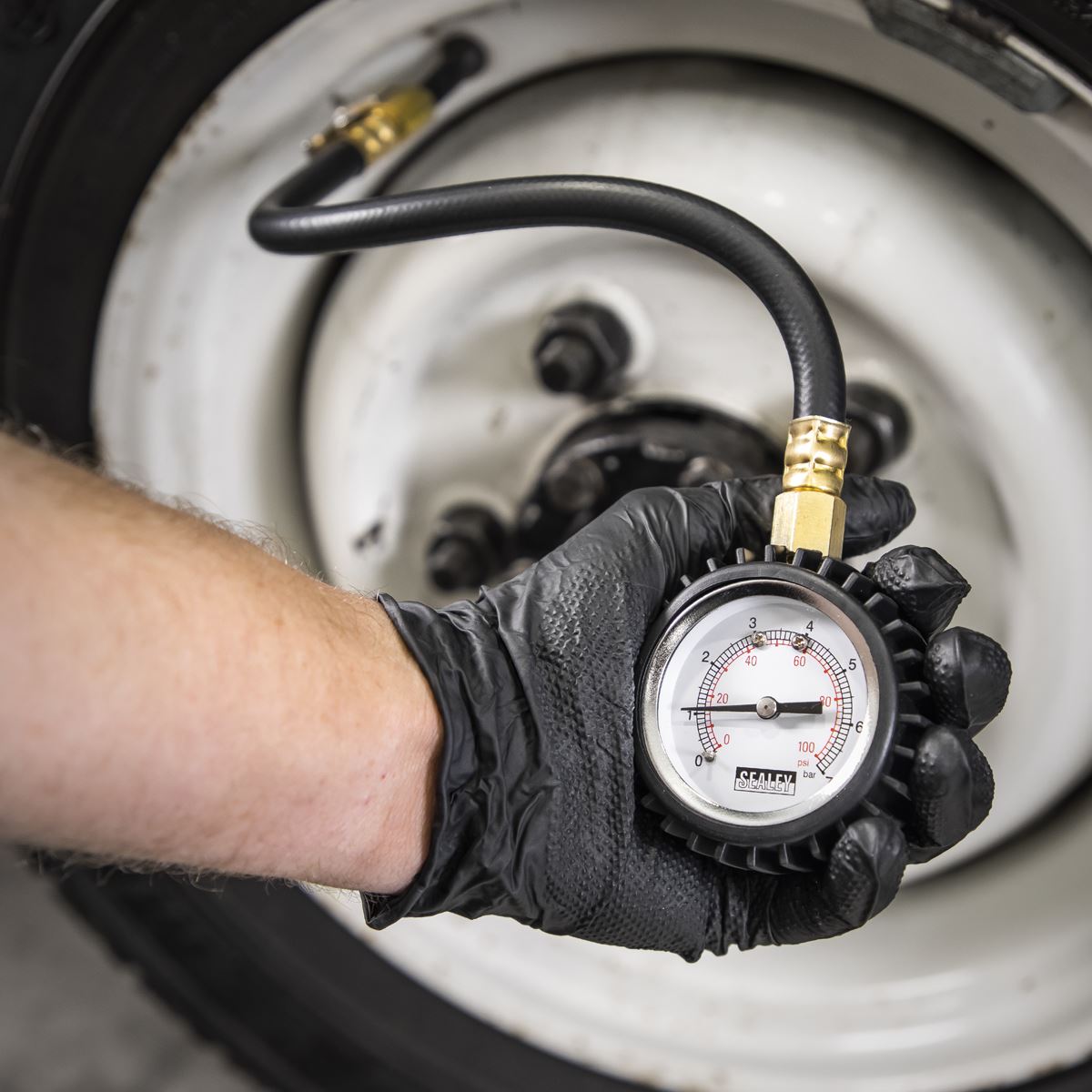 Sealey Tyre Pressure Gauge with Clip-On Chuck 0-7bar(0-100psi) 