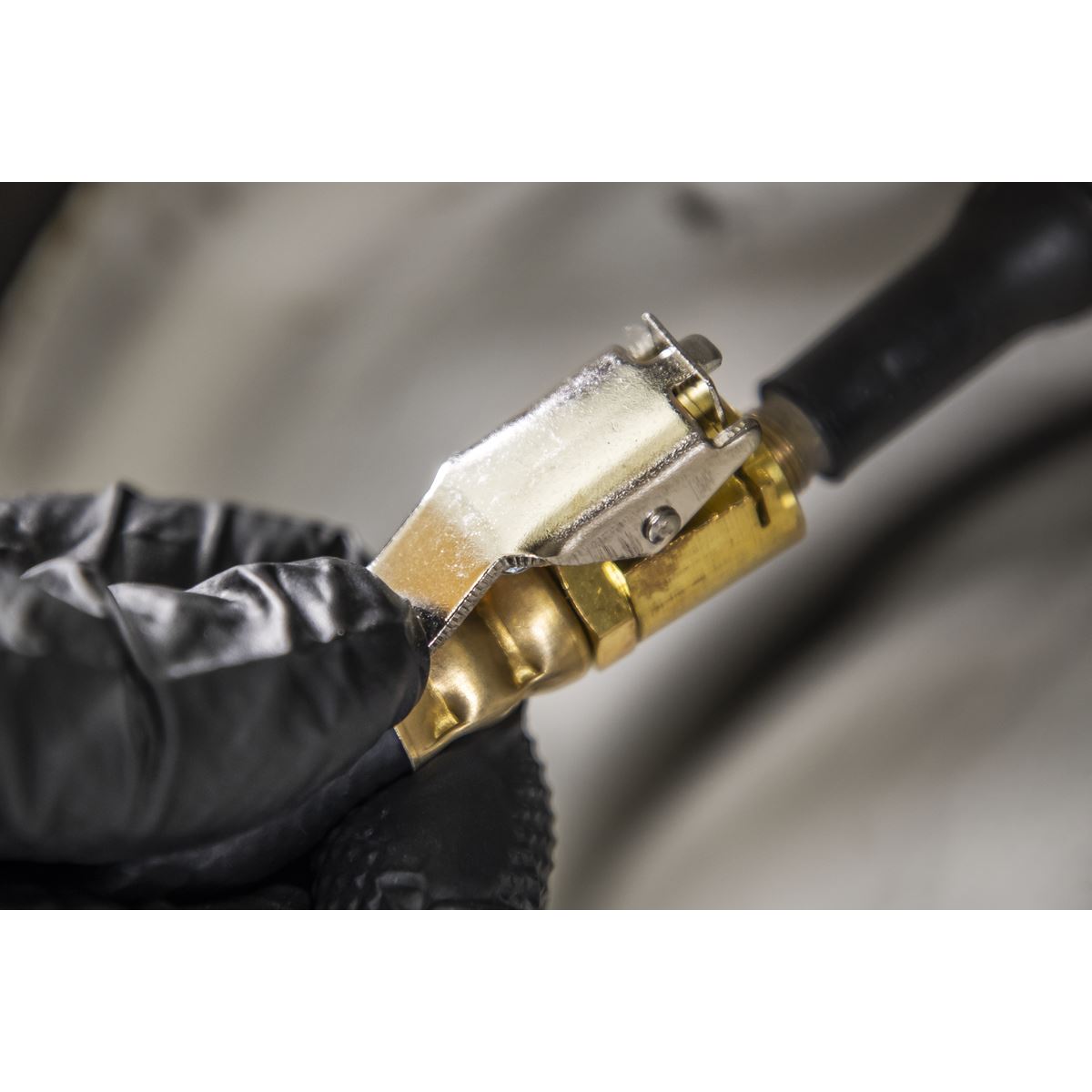 Sealey Tyre Pressure Gauge with Clip-On Chuck 0-7bar(0-100psi) 