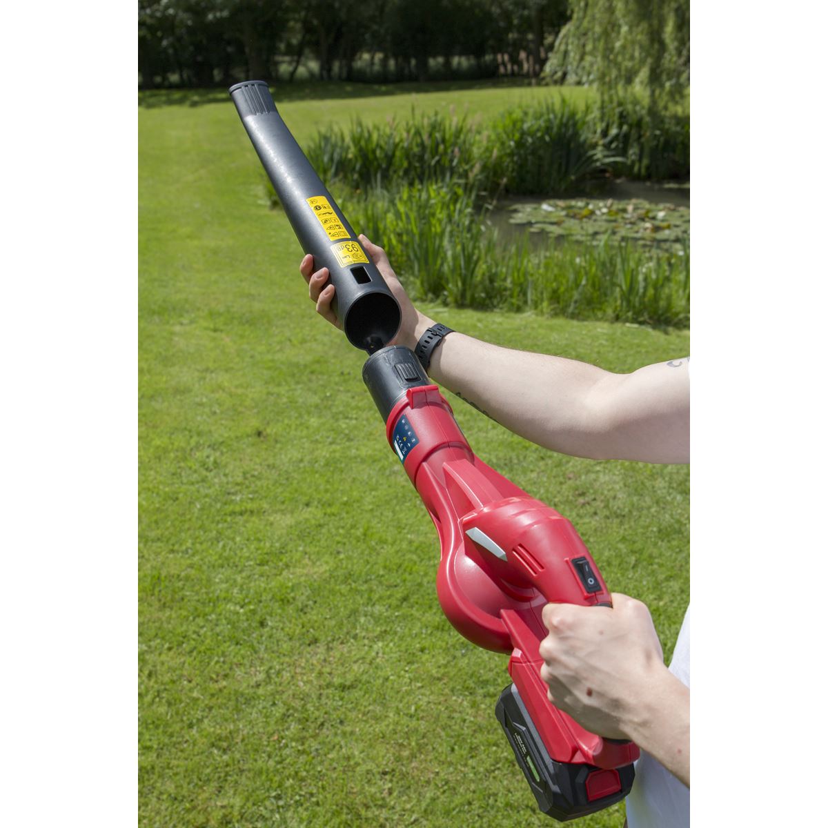 Sealey 20V Cordless Leaf Blower Kit 4Ah Battery and Charger