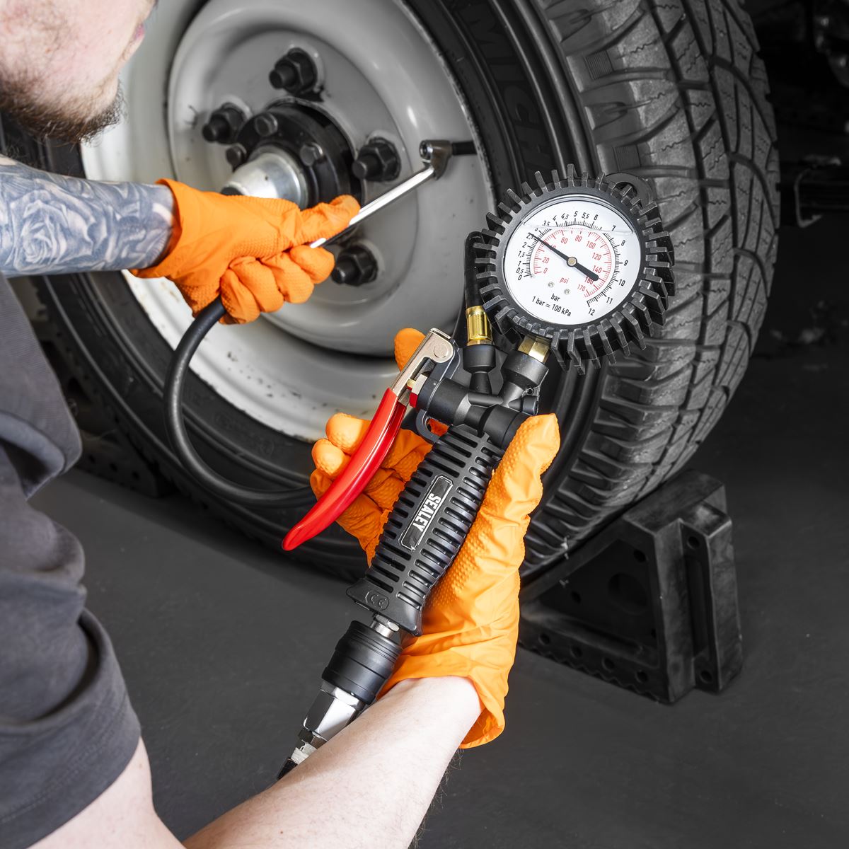Sealey Tyre Inflator with Push-On Connector  White Rose Tools