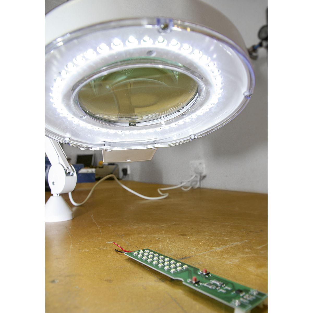 Sealey Bench Mounting Magnifying Worklight 48 SMD LED 230V 