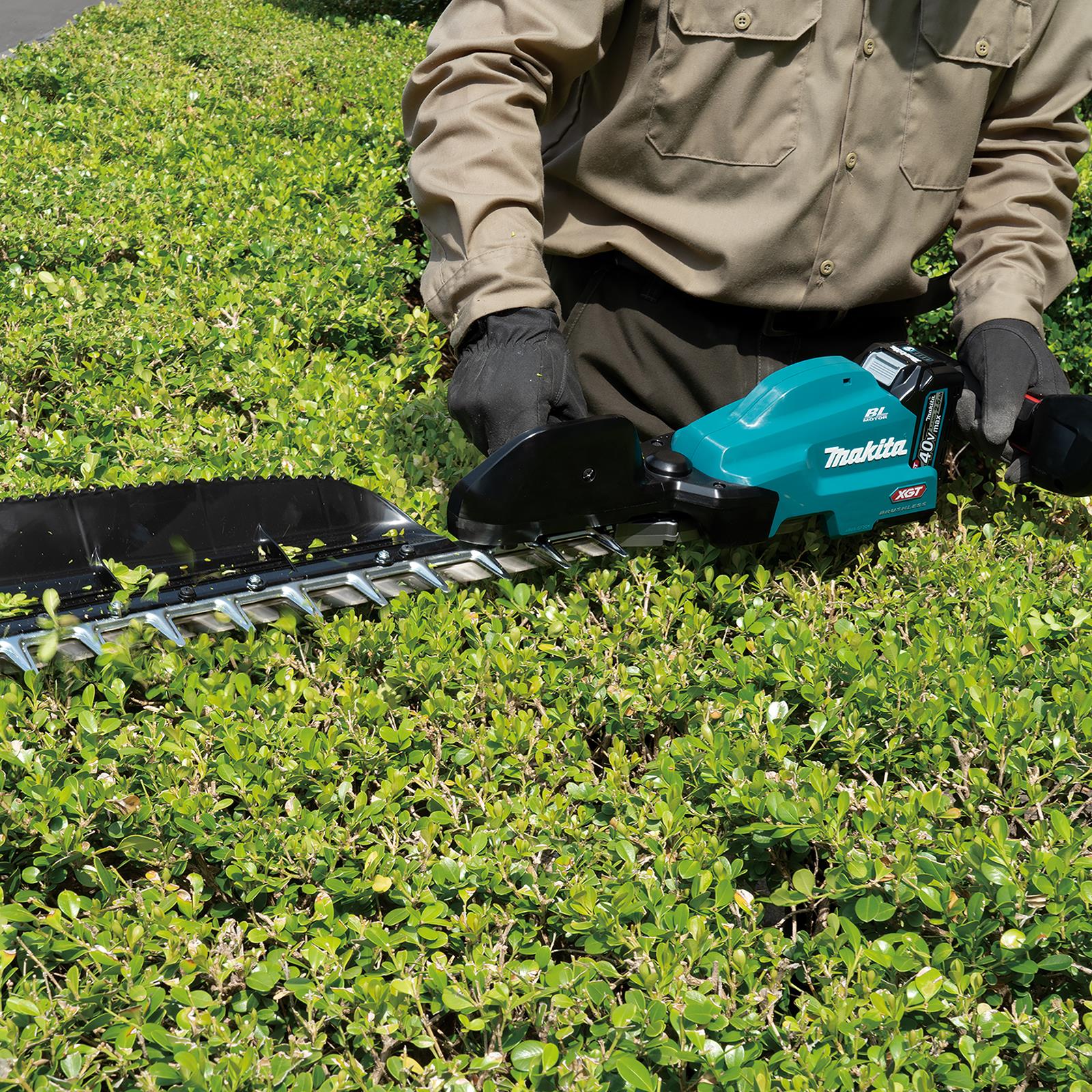 Makita Hedge Trimmer Kit 60cm 40V XGT Li-ion Brushless Cordless 2 x 2.5Ah Battery and Rapid Charger Garden Bush Cutter Cutting UH013GD202