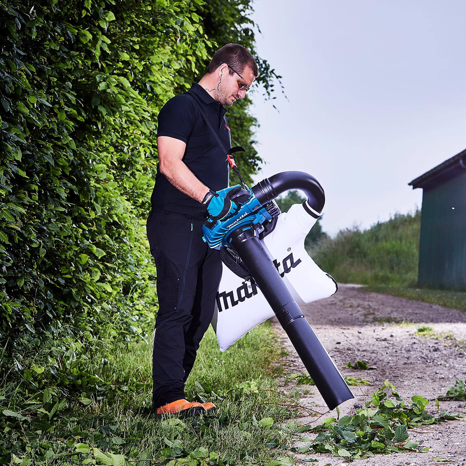 Makita Leaf Blower Vacuum Kit 18V x 2 LXT Brushless Cordless 2 x 6Ah Battery and Dual Rapid Charger 14.4N Garden Grass Clippings Construction DUB363PG2V