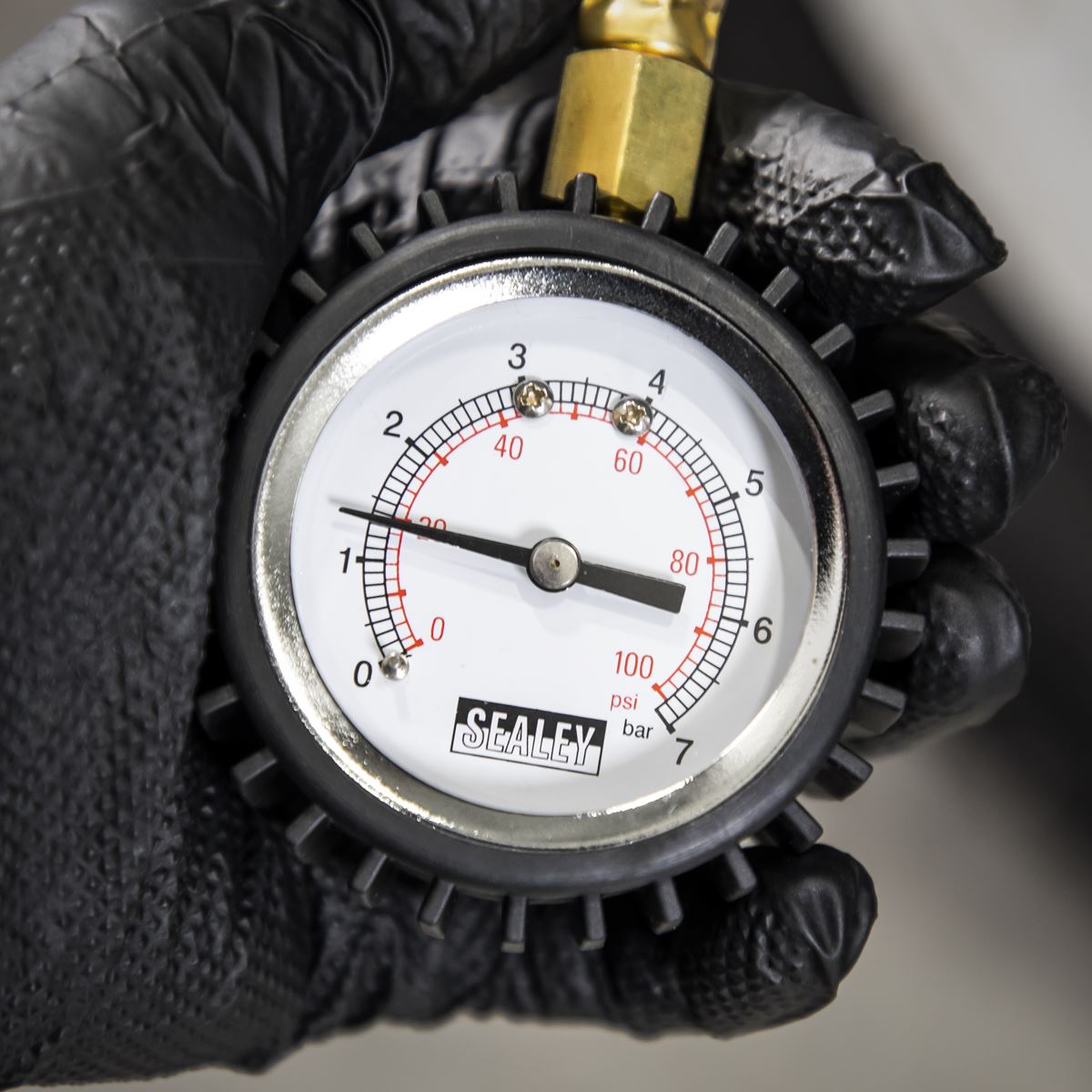 Sealey Tyre Pressure Gauge with Clip-On Chuck 0-7bar(0-100psi) 