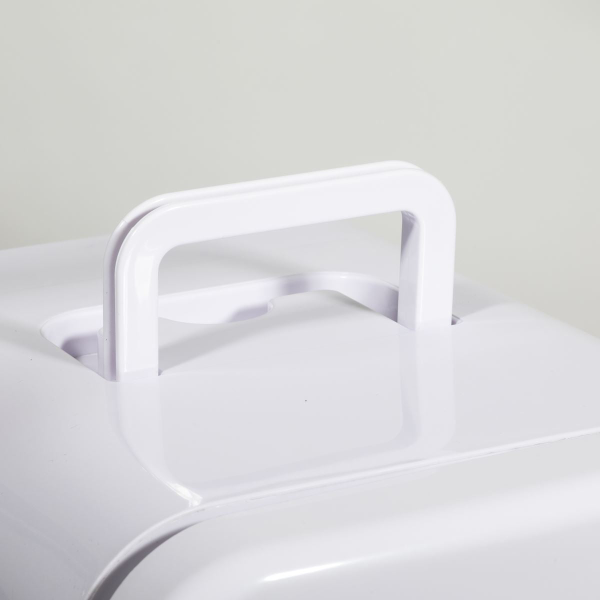 Baridi 15L Mini Fridge Cooler & Warmer, 12V/230V, Perfect for Car, Bedroom, Camping, Makeup, White - DH94