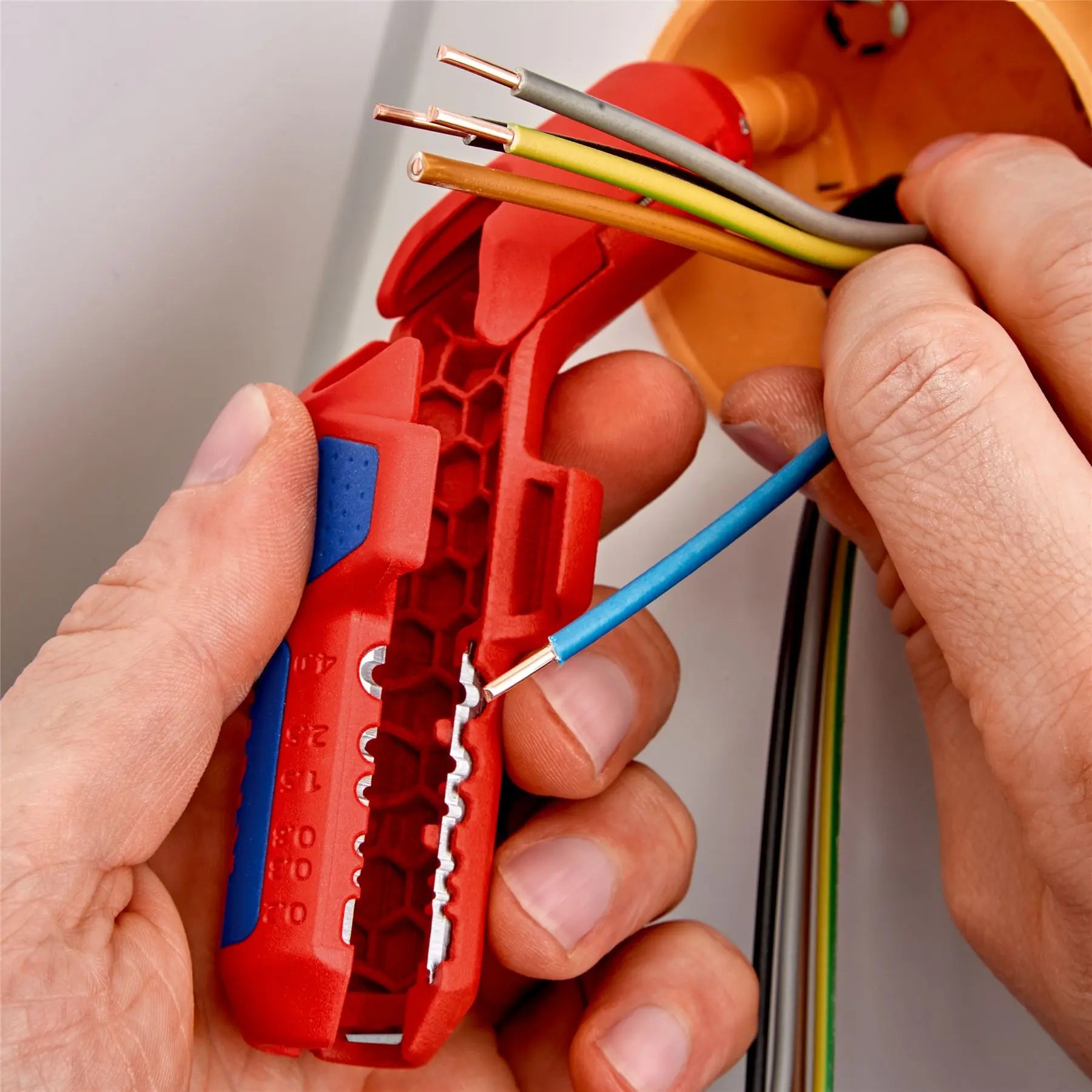 Knipex ErgoStrip® Universal Wire Stripping Tool 135mm 16 95 01 SB 