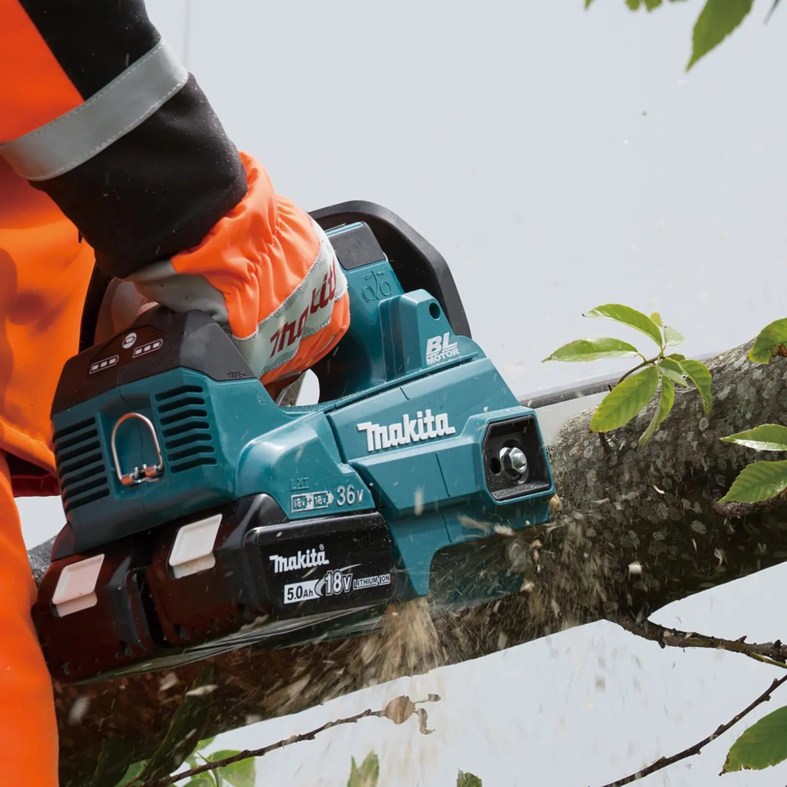 Makita Chainsaw Kit 25cm 10" 18V x 2 LXT Brushless Cordless 2 x 5Ah Battery and Dual Rapid Charger Top Handle Garden Tree Cutting Pruning DUC256PT2  White Rose Tools