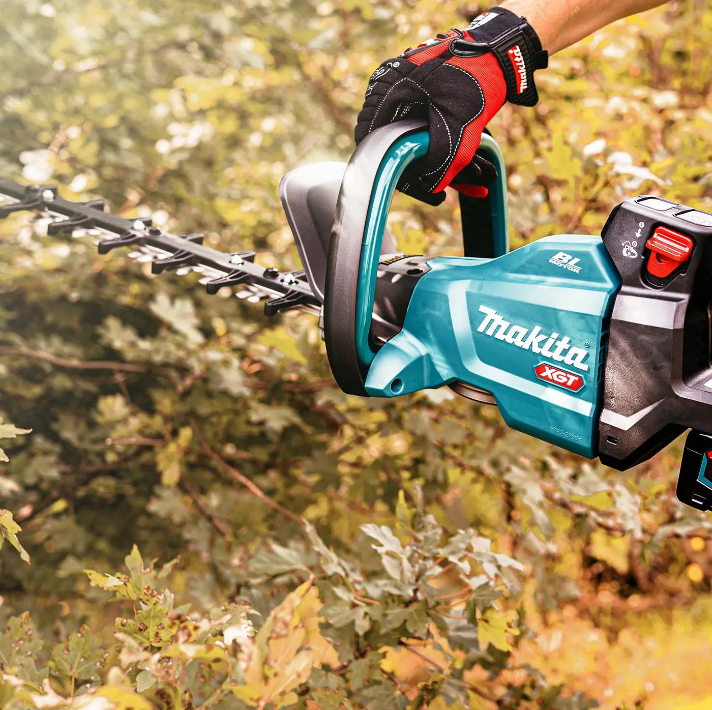 Makita Hedge Trimmer Kit 75cm 40V XGT Li-ion Brushless Cordless 2 x 2.5Ah Battery and Rapid Charger Garden Bush Cutter Cutting UH005GD201  White Rose Tools