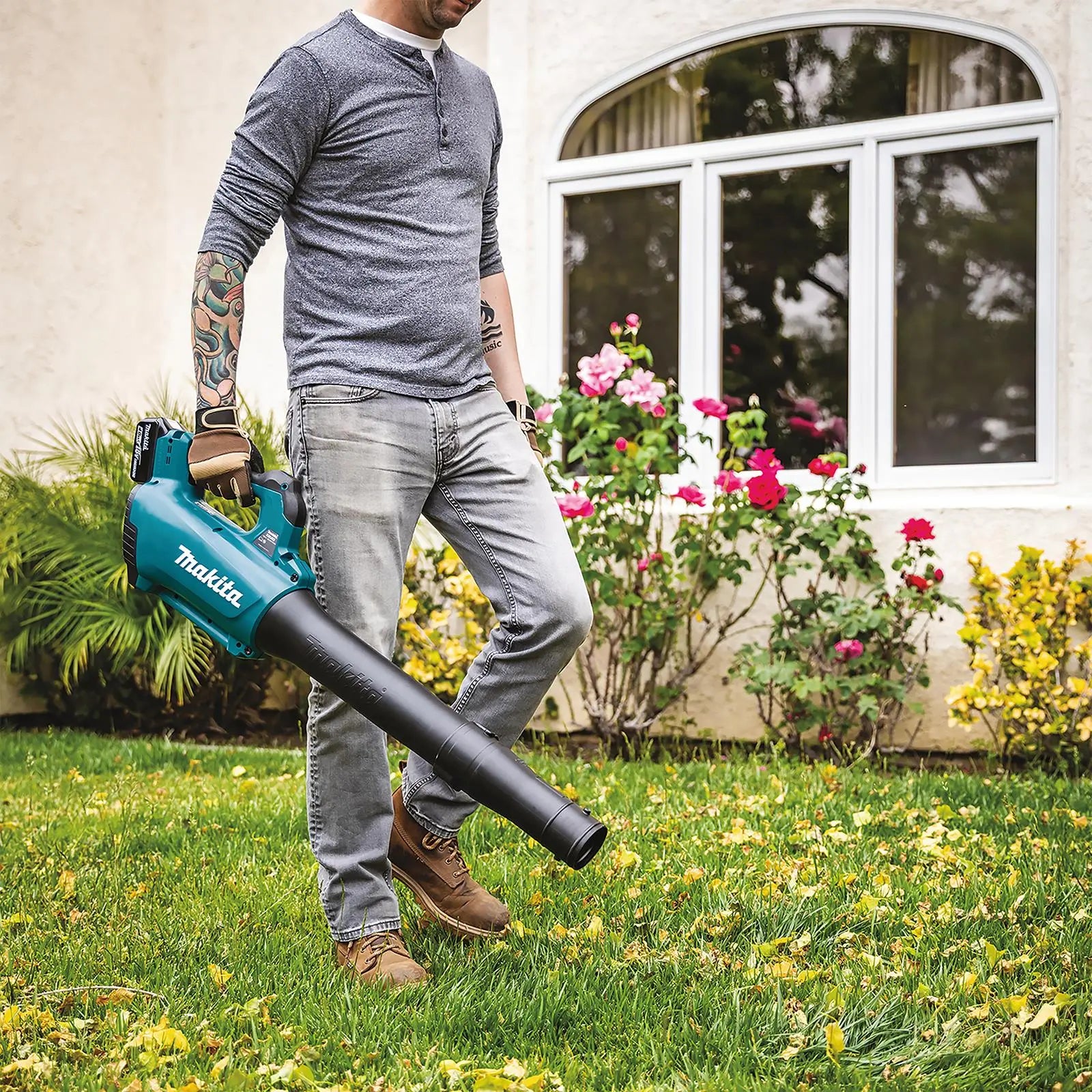 Makita Leaf Blower Kit 18V LXT 5Ah Battery and Charger Brushless Cordless 10.9N Garden Grass Clippings Construction DUB184RT  White Rose Tools