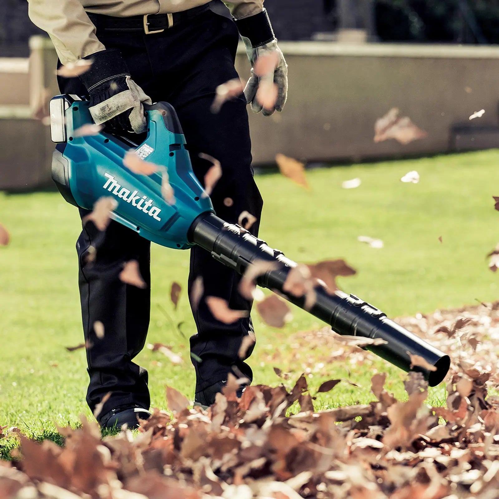 Makita Leaf Blower Kit 18V x 2 LXT Brushless Cordless 2 x 5Ah Battery and Dual Rapid Charger 14.4N Garden Grass Clippings Construction DUB362PT2  White Rose Tools