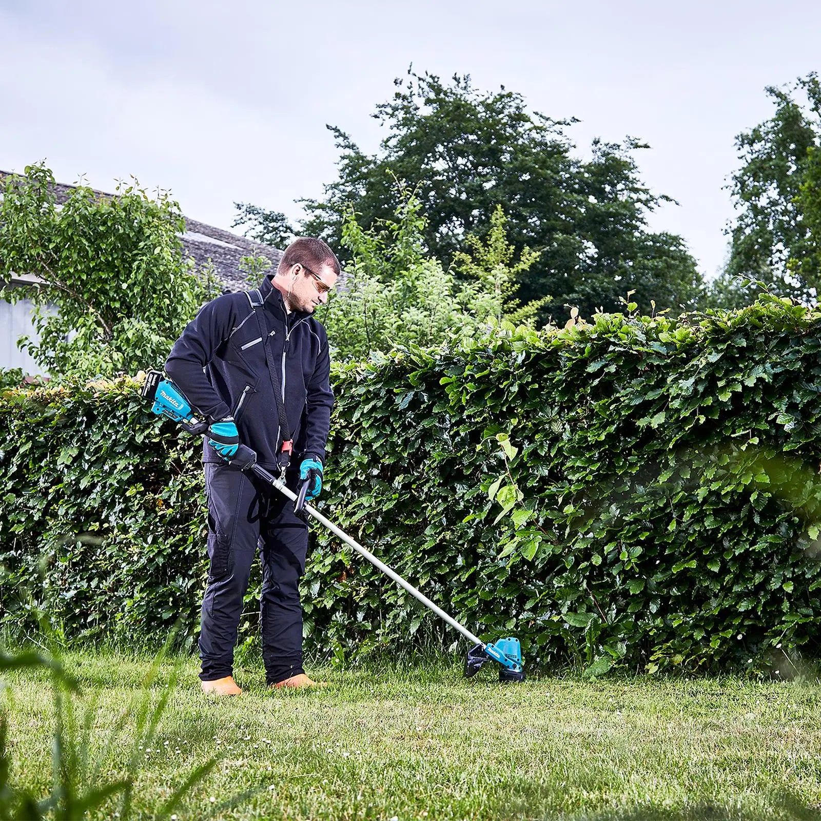 Makita Line Trimmer Strimmer Kit 18V LXT Brushless Cordless Garden Lawn Strimming 5Ah Battery and Charger DUR190LRT8  White Rose Tools