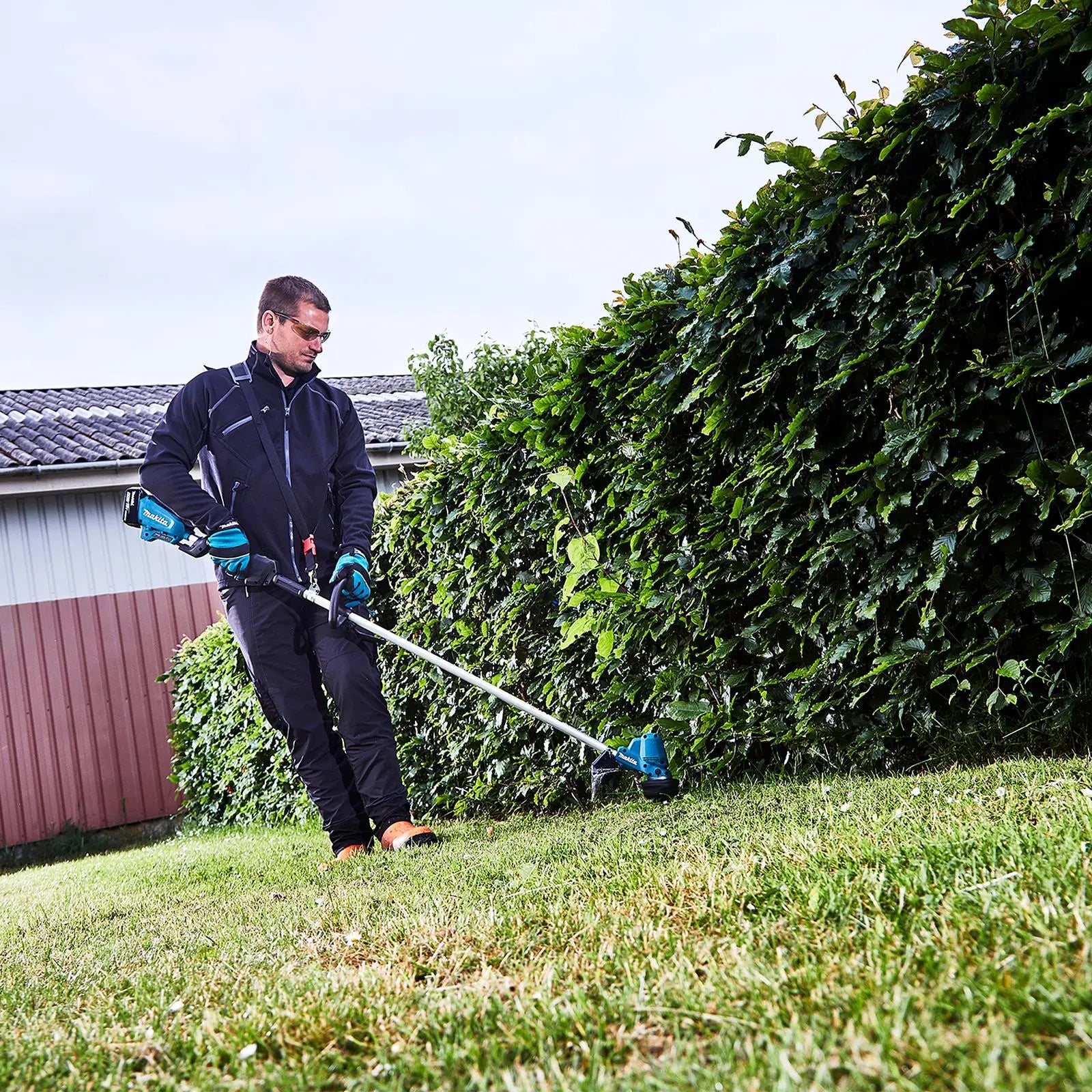 Makita Line Trimmer Strimmer Kit 18V LXT Brushless Cordless Garden Lawn Strimming 5Ah Battery and Charger DUR190LRT8  White Rose Tools