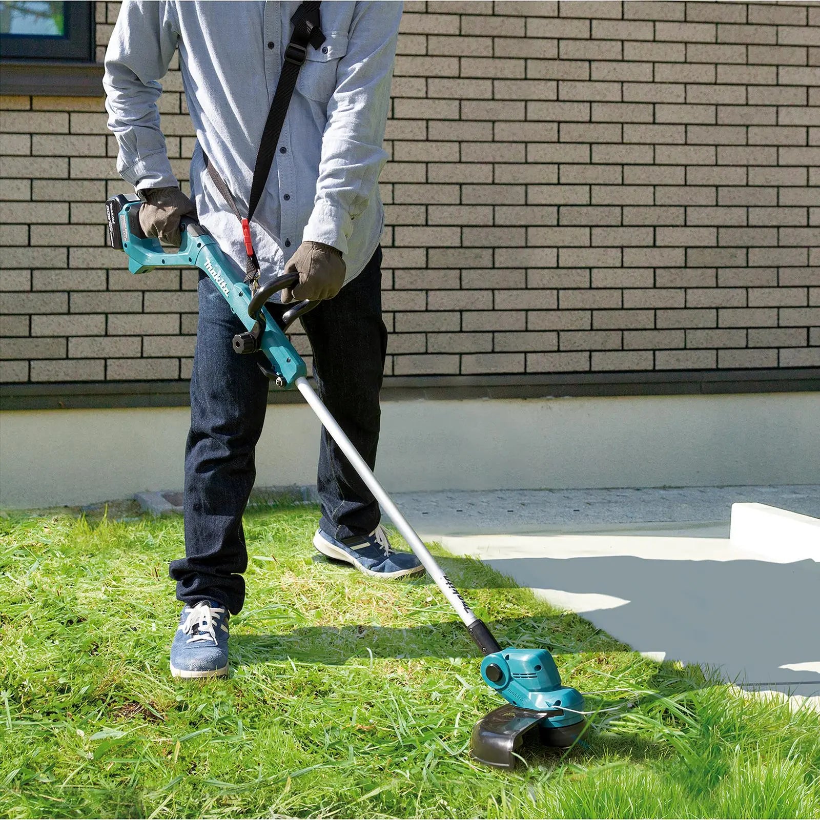 Makita Line Trimmer Strimmer Kit 18V LXT Telescopic Shaft Cordless Garden Lawn Strimming 5Ah Battery and Charger DUR193RT  White Rose Tools