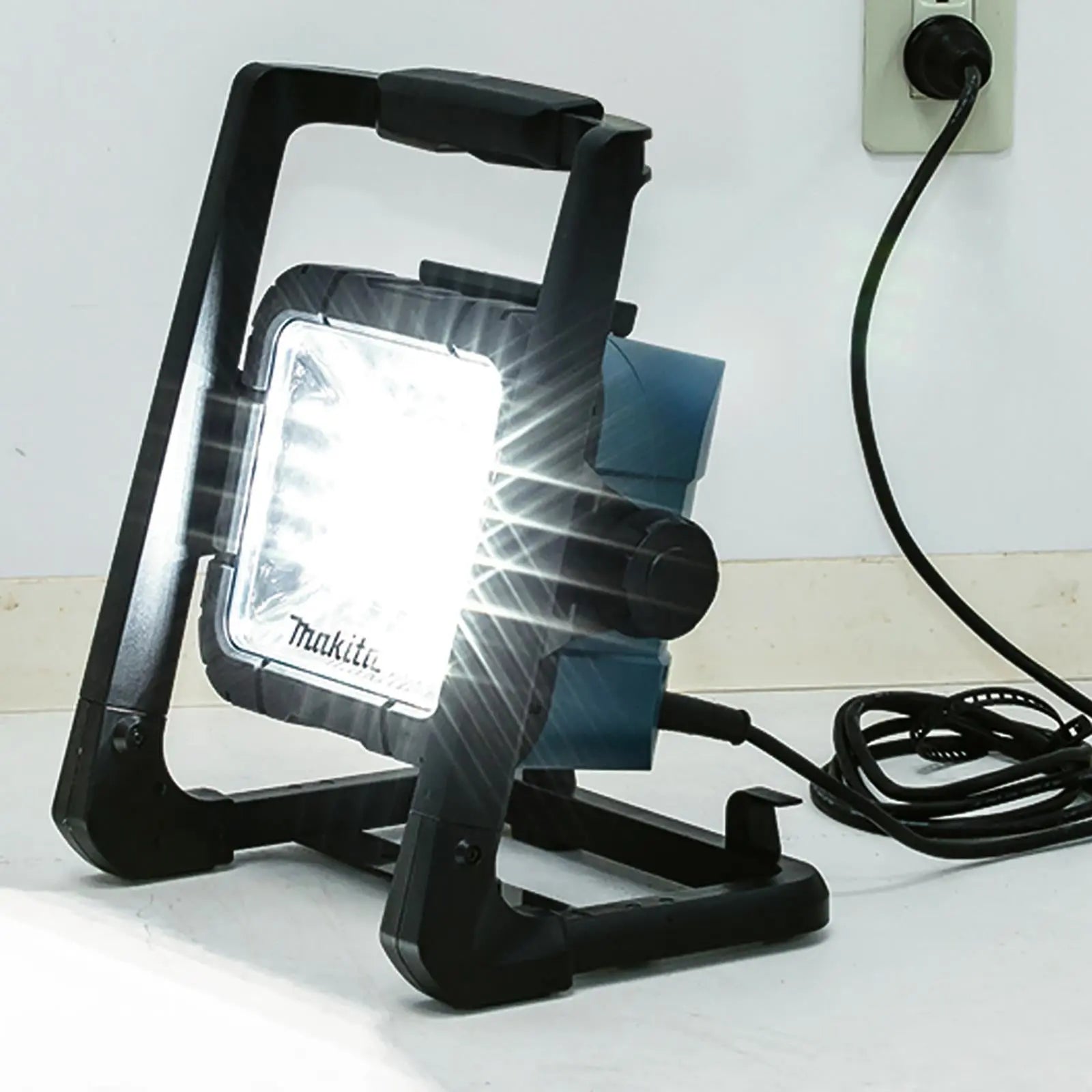 Makita Site Light Worklight Lamp LED 240V 18V LXT Corded Cordless DML805/2  White Rose Tools