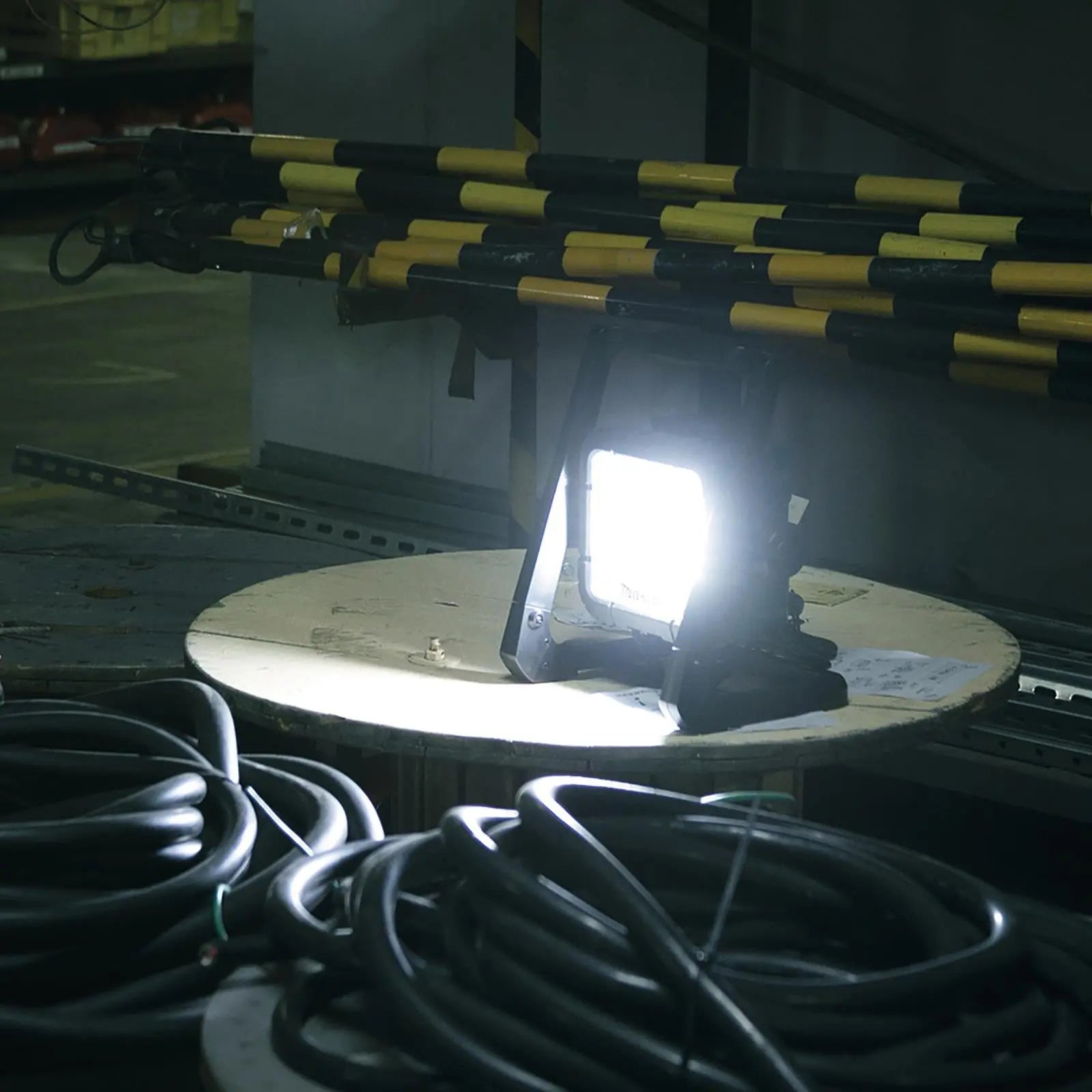 Makita Site Light Worklight Lamp LED 240V 18V LXT Corded Cordless DML805/2  White Rose Tools