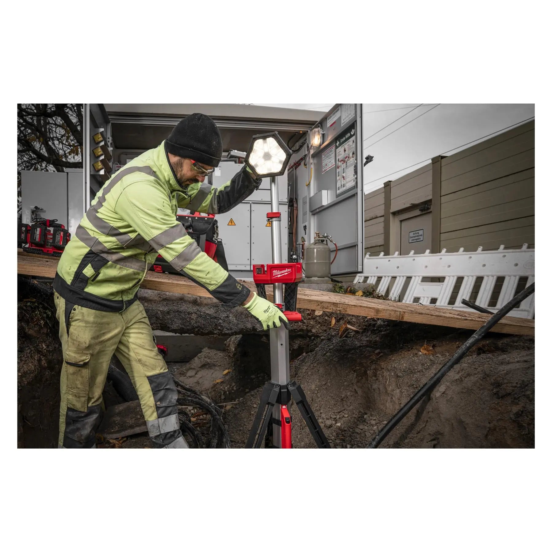 Milwaukee M18 18V LED Stand Light TRUEVIEW High Definition Lighting 2800 Lumens Bare Unit M18SAL2-0  White Rose Tools