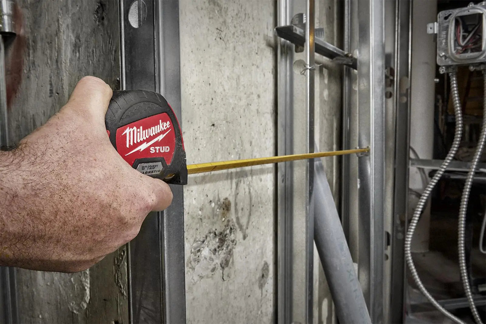 Milwaukee Magnetic Tape Measure 8m 26ft STUD Gen 2 Metric Imperial 33mm Blade Width 