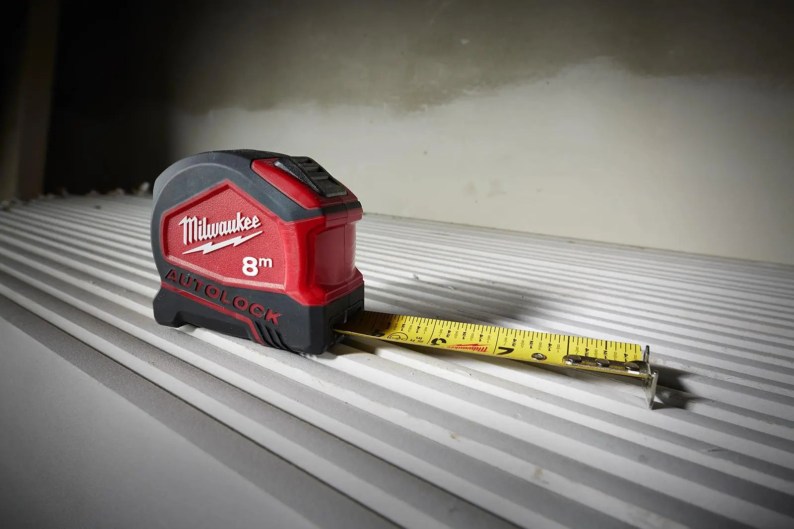 Milwaukee Tape Measure 8m Metric Autolock 25mm Blade Width 
