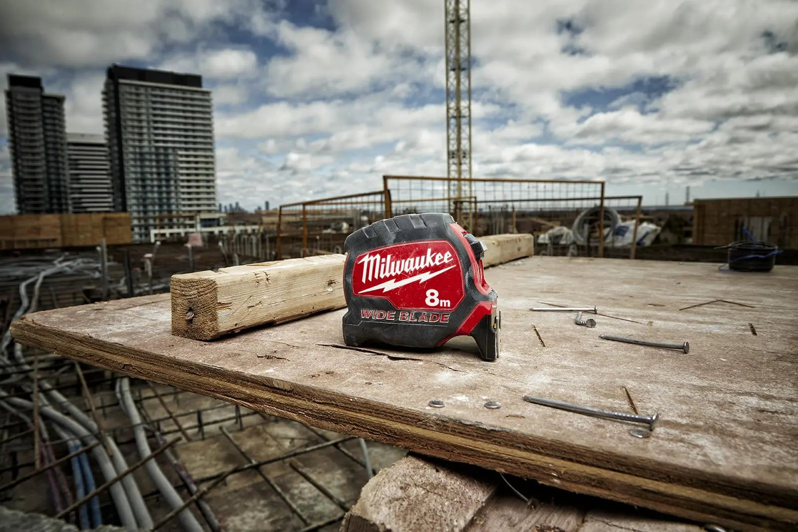 Milwaukee Tape Measure 8m Premium Wide Blade 33mm Metric 