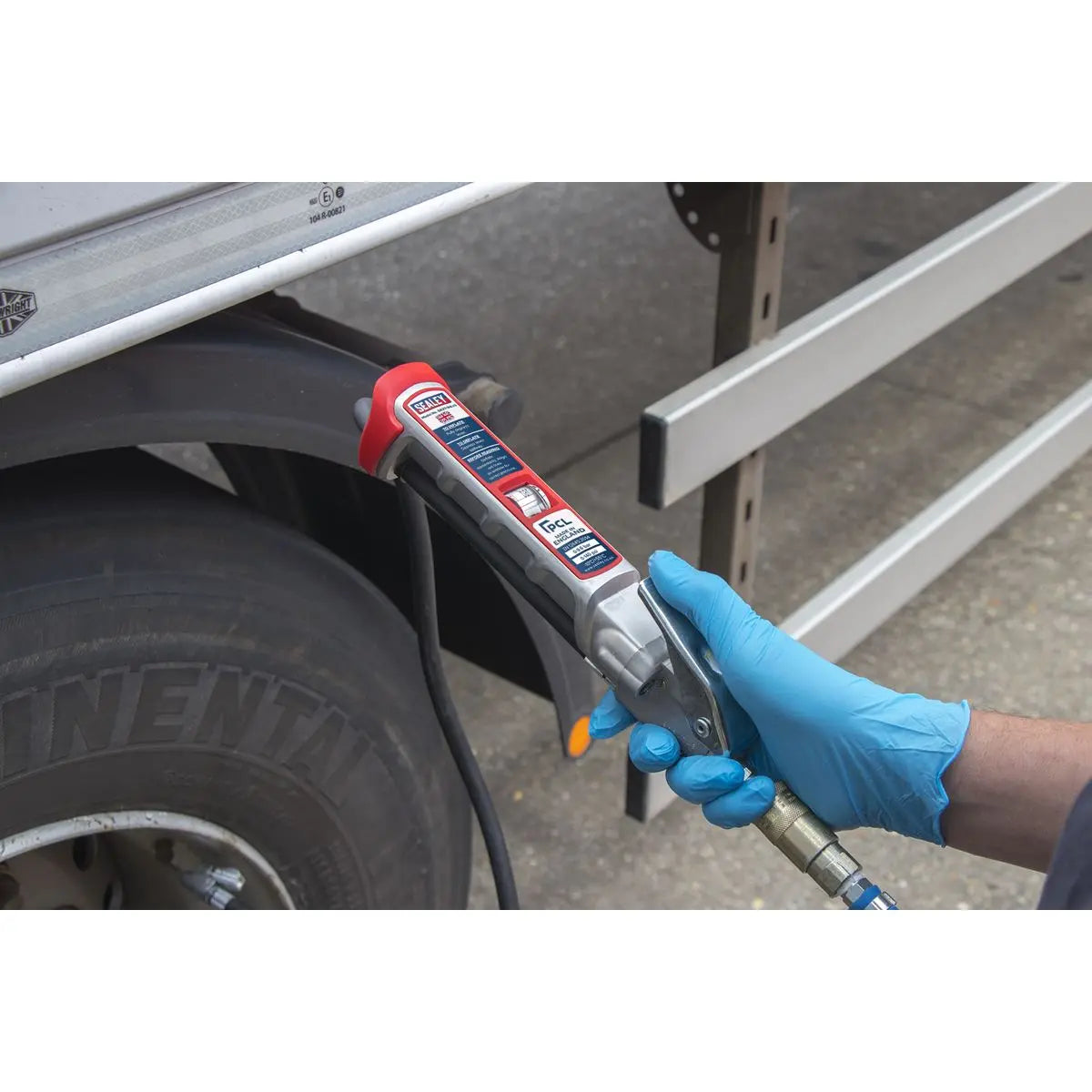 PCL Professional Tyre Inflator with 2.5m Hose & Clip-On Connector 