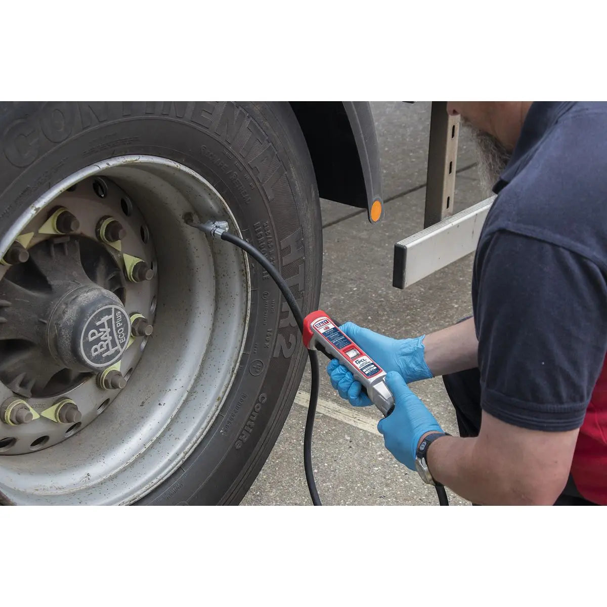 PCL Professional Tyre Inflator with 2.5m Hose & Clip-On Connector 