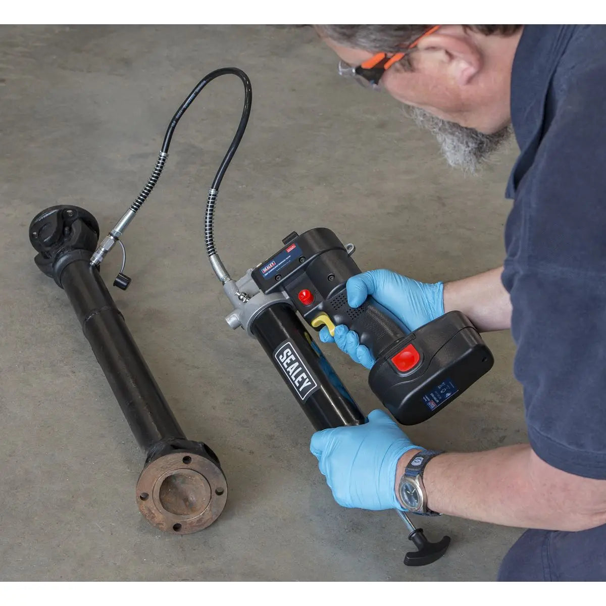 Sealey 18V Cordless Grease Gun 1.7Ah Battery and Mains Charger in Carry Case 