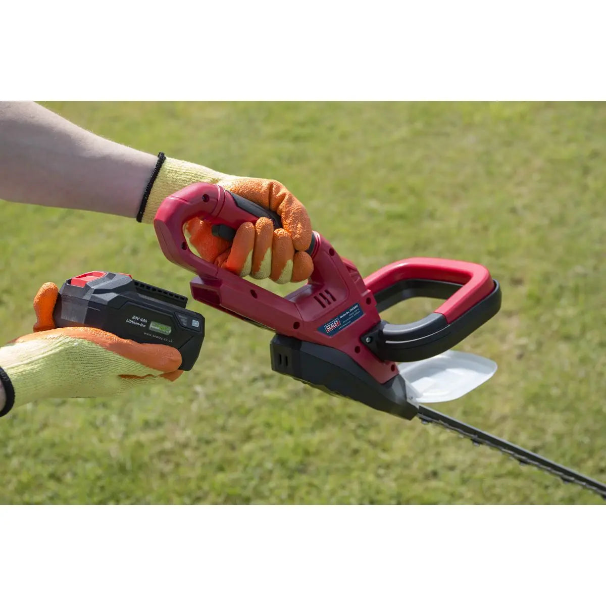 Sealey 20V Cordless 520mm Hedge Trimmer Kit 4Ah Battery and Charger 