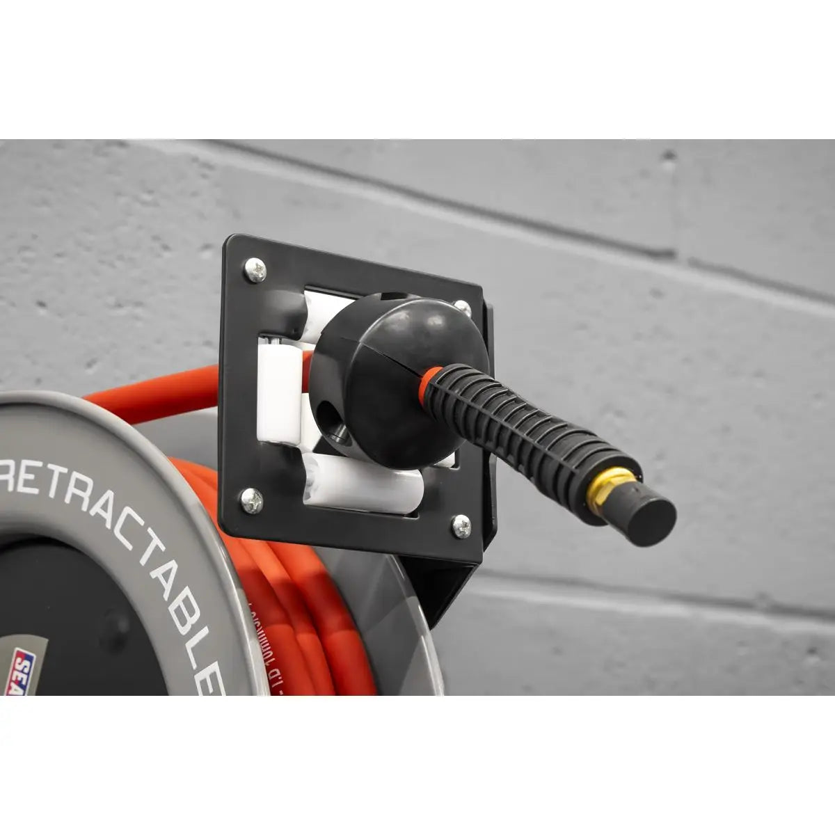 Sealey 8m Retractable Rubber Air Hose with Steel Reel 10mm ID  White Rose Tools