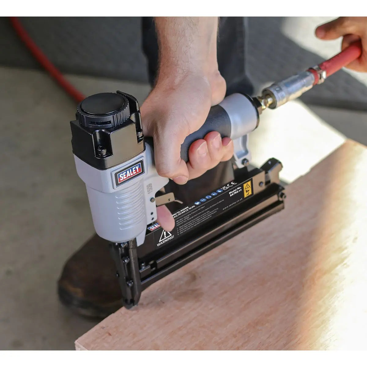 Sealey Air Nail Staple Gun 10-50mm Nails 10-40mm Staples Capacity Nailer Stapler 