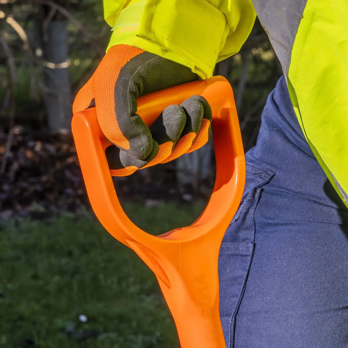 Sealey Insulated Round Mouth Shovel  White Rose Tools