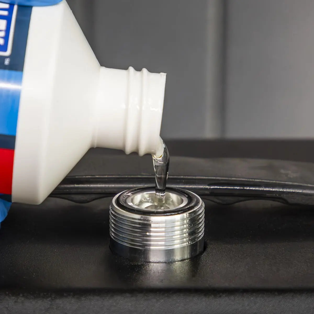 Sealey Leak Detector Oil 500ml  White Rose Tools