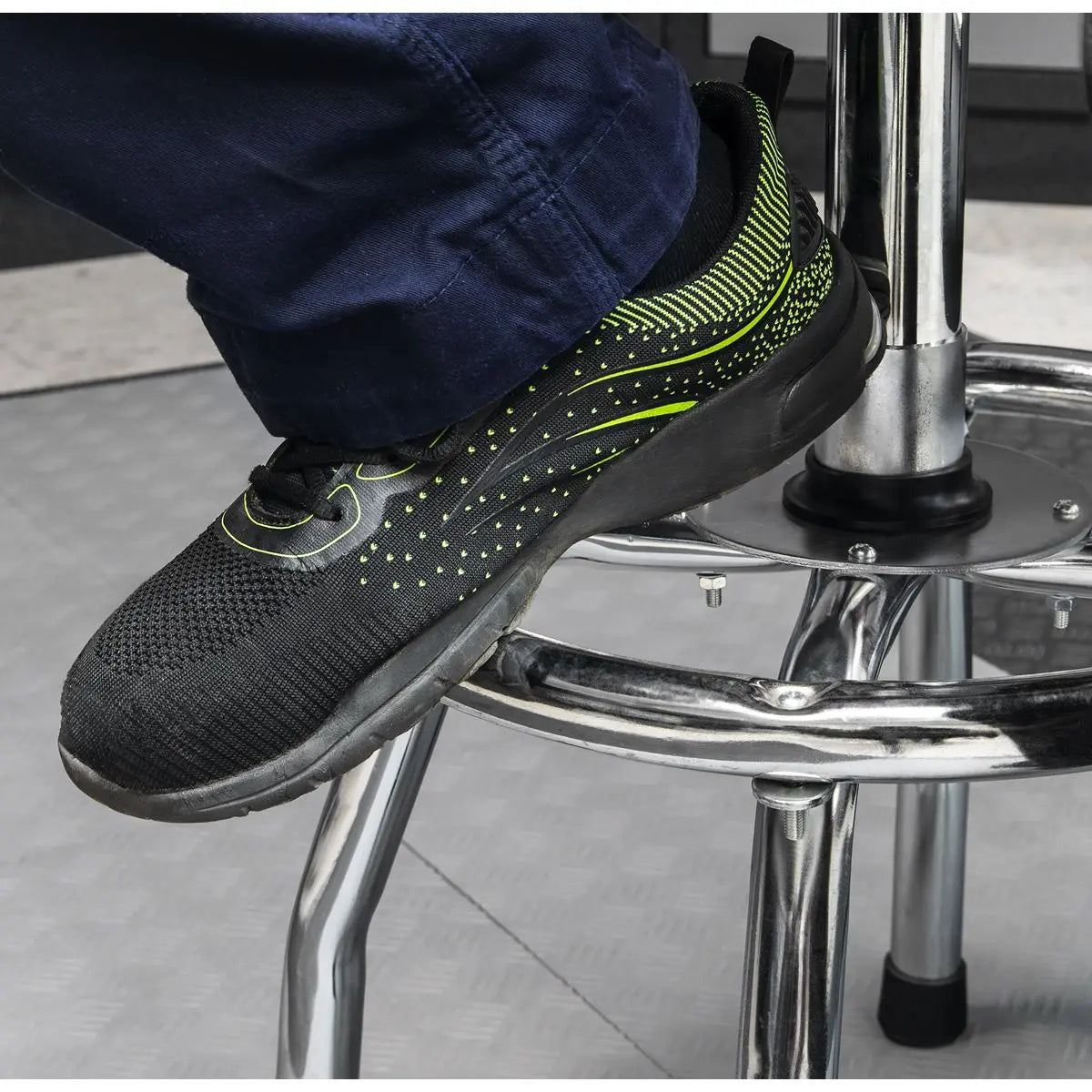 Sealey Pneumatic Stool Heavy-Duty Workshop with Adjustable Height Swivel Seat 