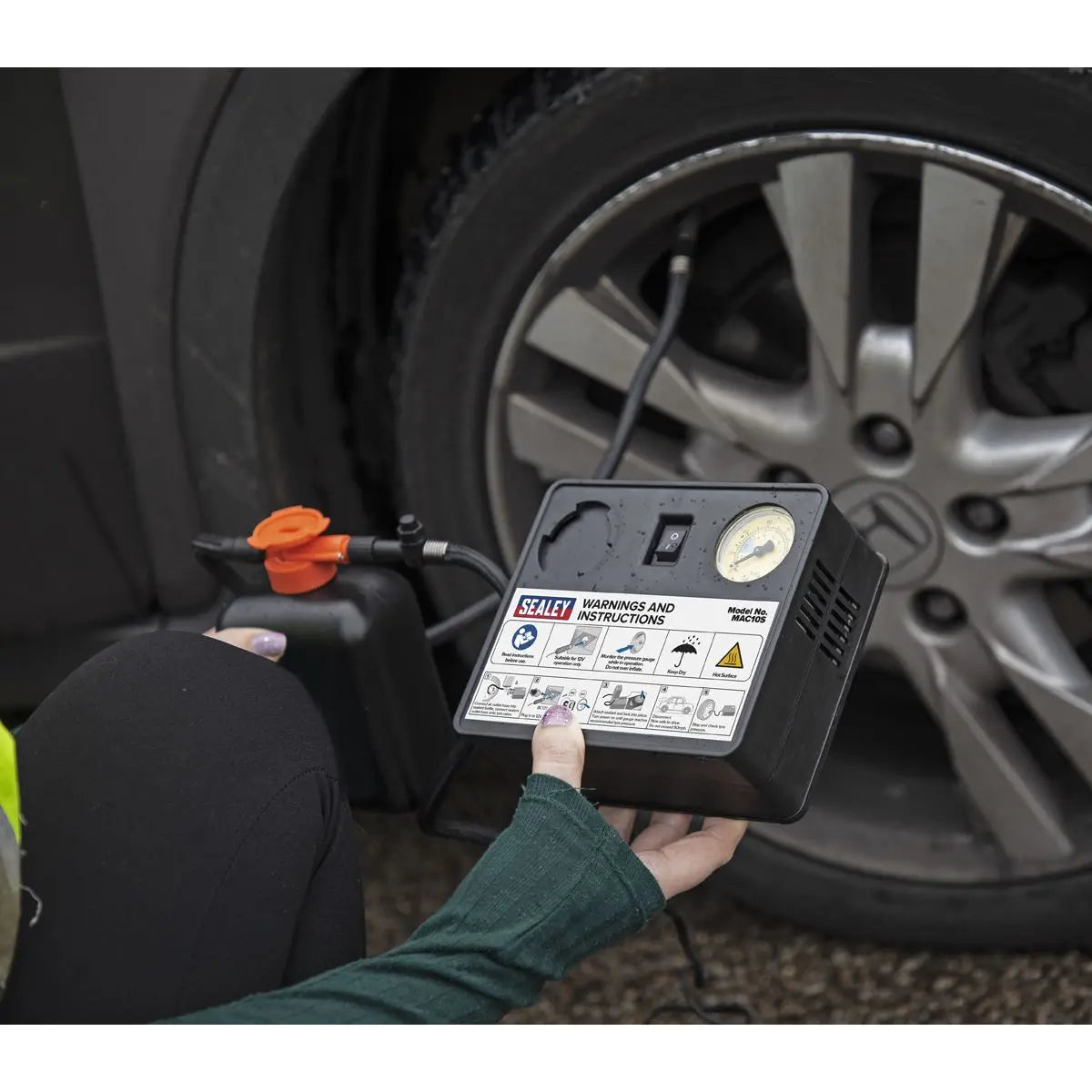 Sealey Tyre Inflator 12V & Emergency Puncture Sealant Kit 