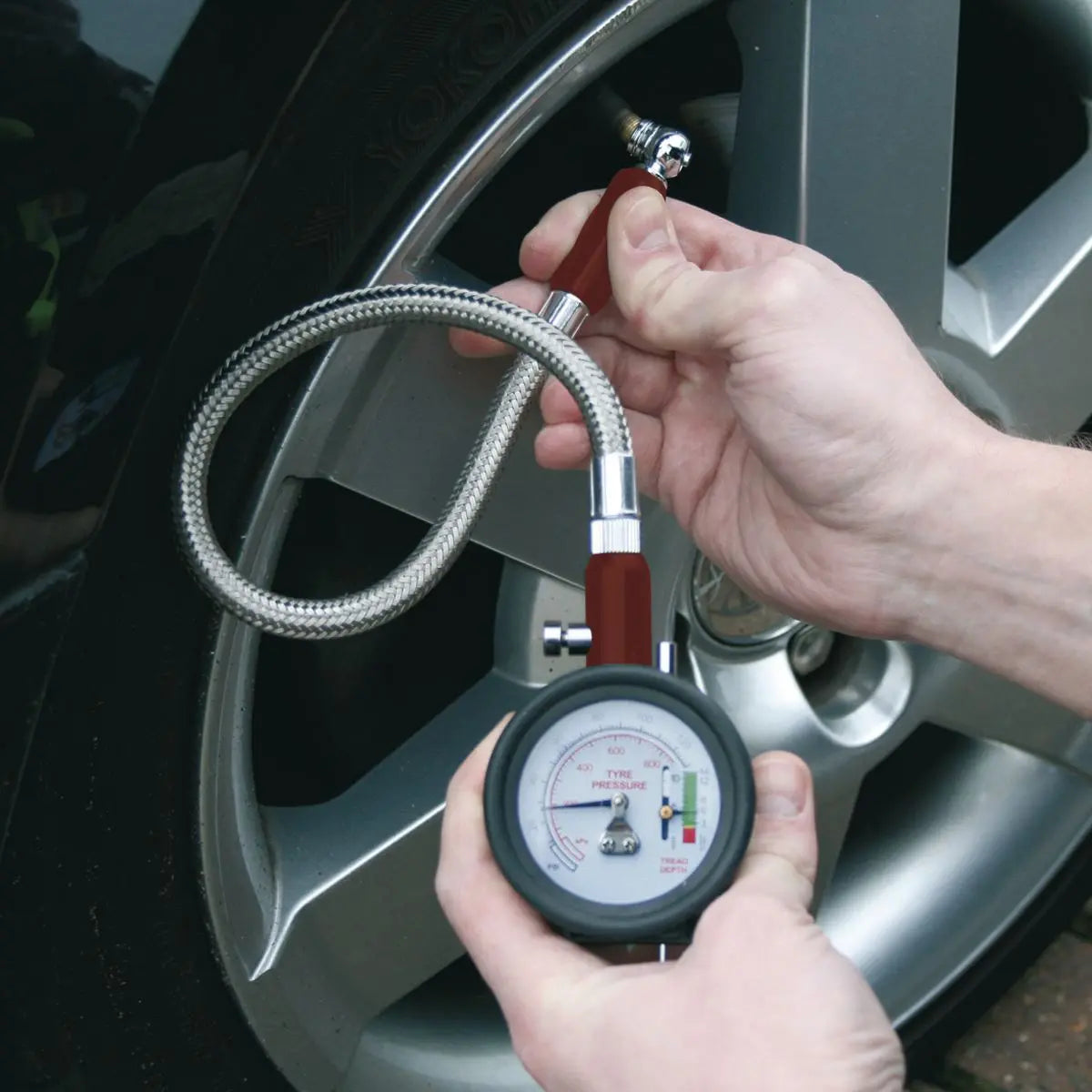 Sealey Tyre Pressure Gauge & Tyre Tread Depth Gauge - Flexible Hose 0-8bar(0-120psi) 