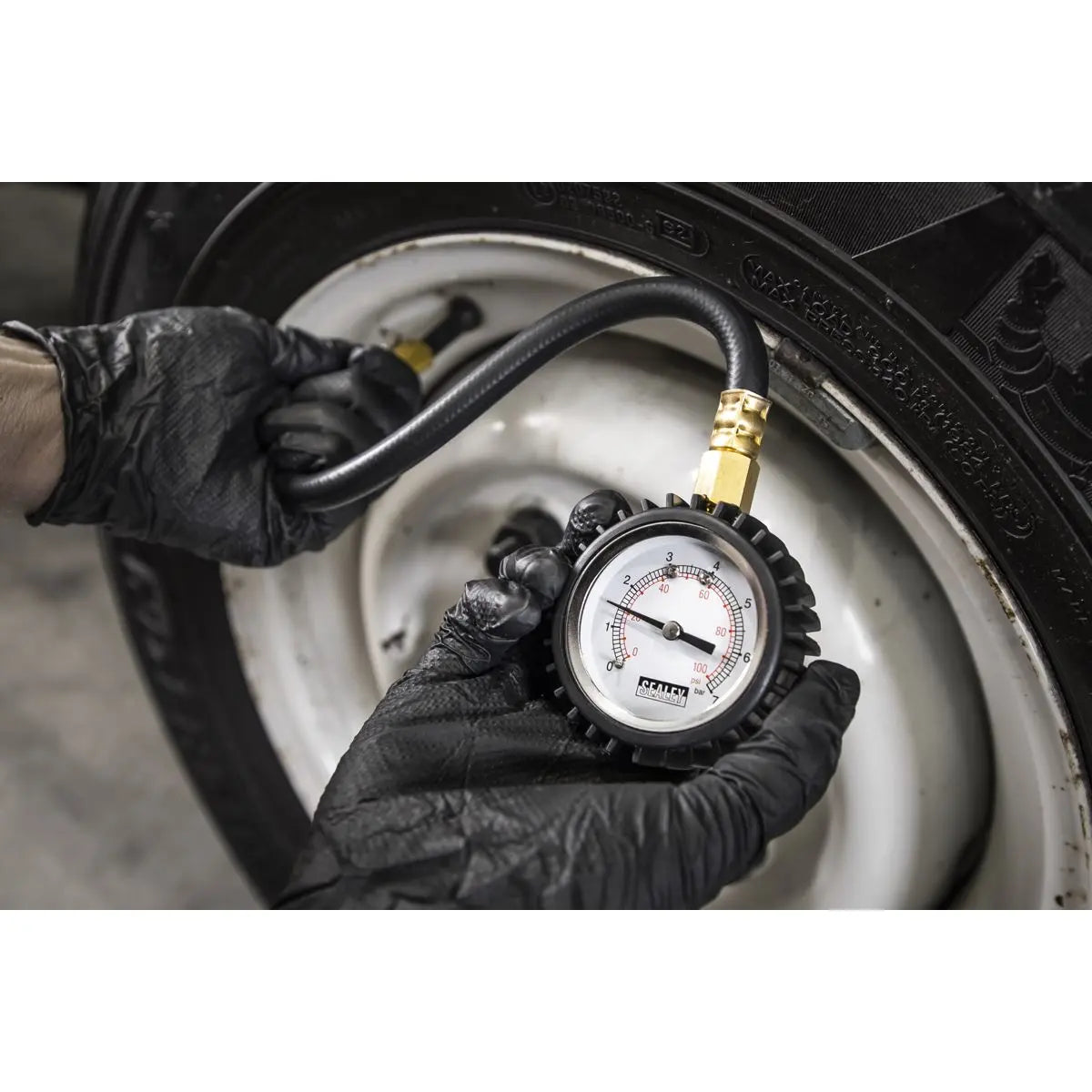 Sealey Tyre Pressure Gauge with Clip-On Chuck 0-7bar(0-100psi) 