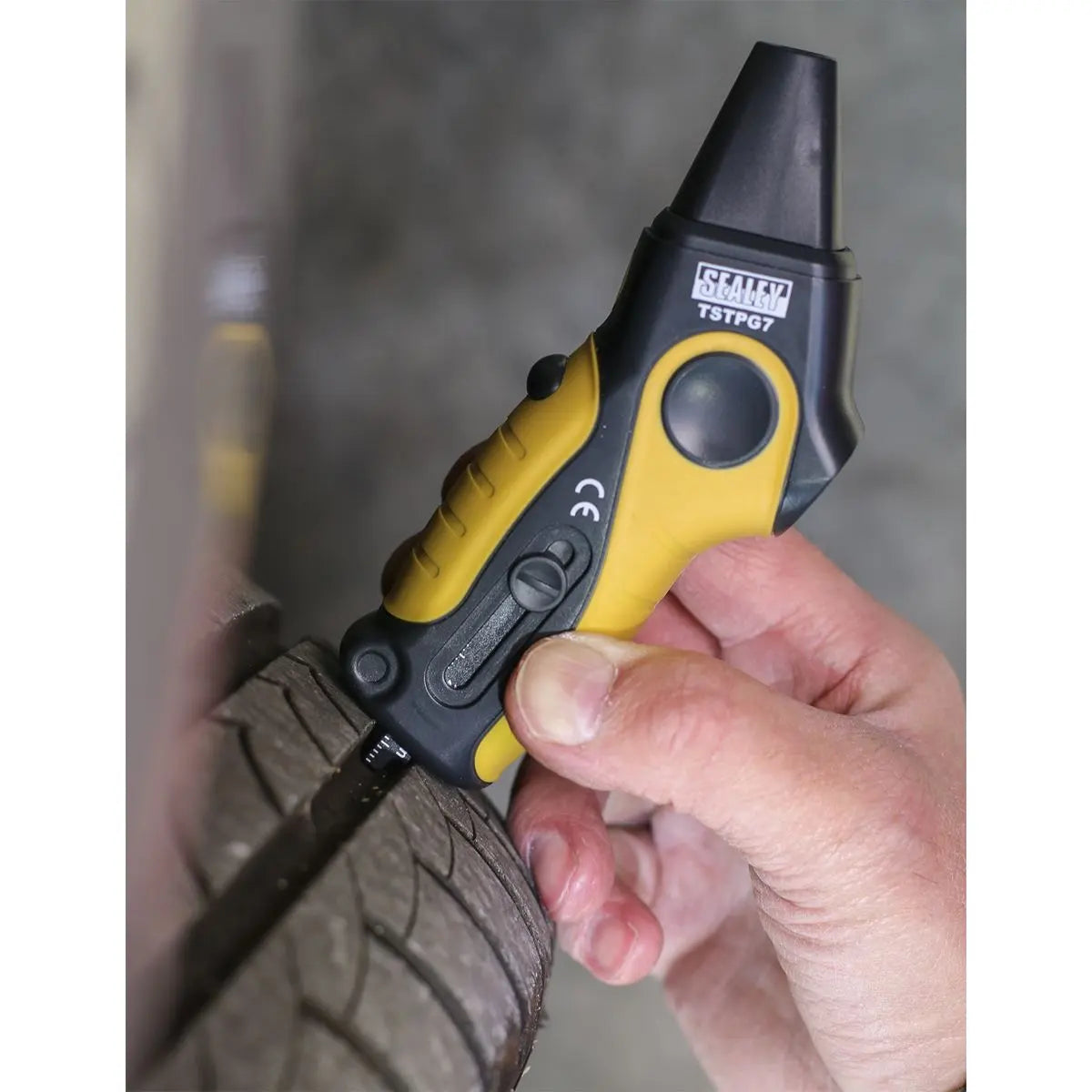 Sealey Tyre Pressure & Tread Depth Gauge 0.21-6.9bar(3-99.5psi)  White Rose Tools