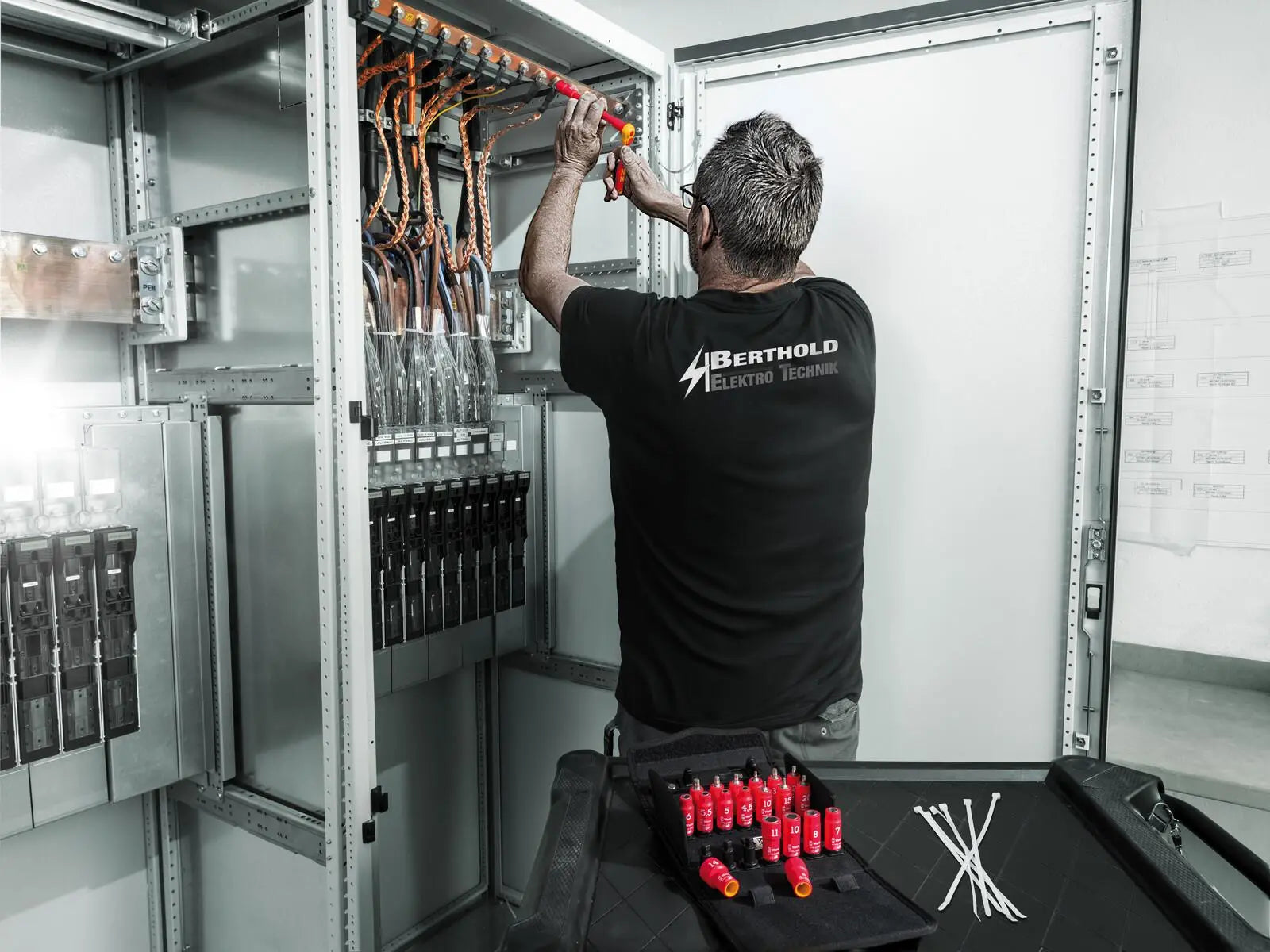 Wera 8100 SA VDE 1 Zyklop Ratchet Set Insulated Reversible 1/4" Drive Metric in Case 22 Pieces  White Rose Tools