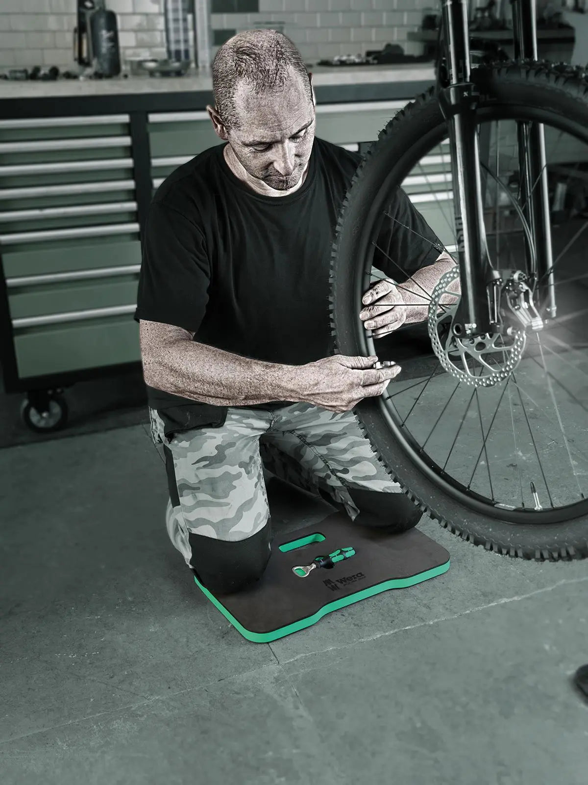 Wera Kneeling Pad 9516 with Bottle Opener Comfort and Refreshment Set Knee Saver Mat 2 Pieces  White Rose Tools