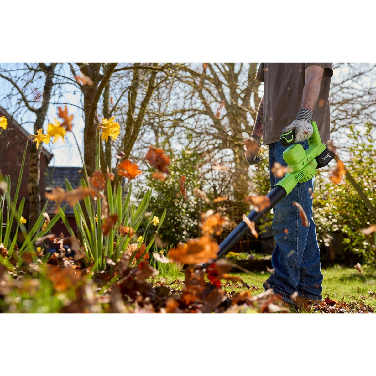 Draper 18V Leaf Blower 1 x 4.0Ah Battery 1 x Charger 31863  White Rose Tools