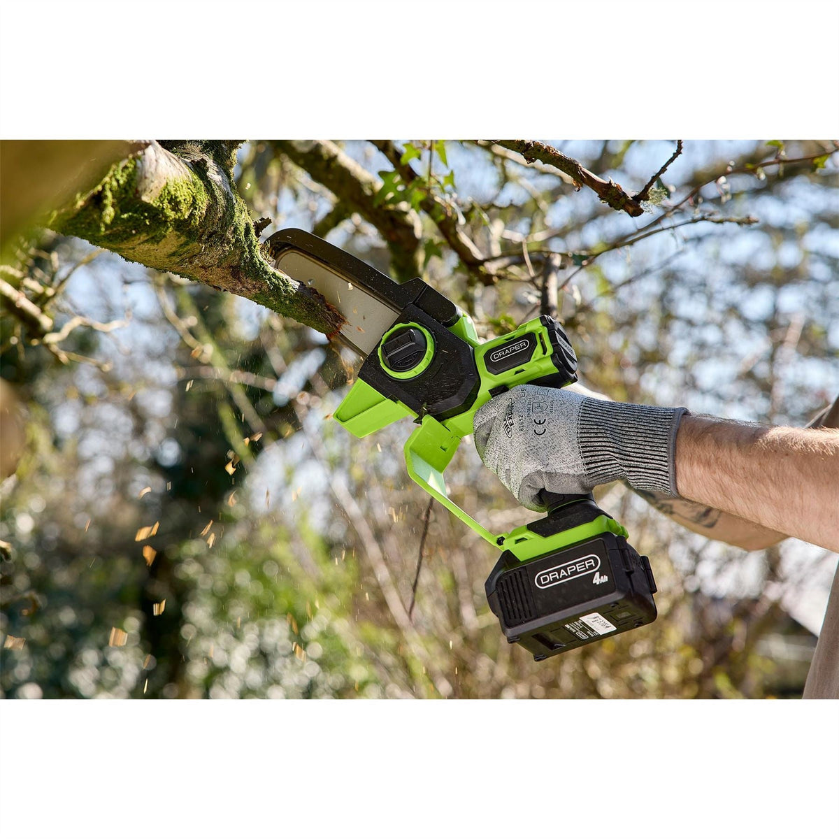 Draper 18V Brushless Mini Pruner Saw 1 x 4.0Ah Battery 1 x Charger 31872  White Rose Tools